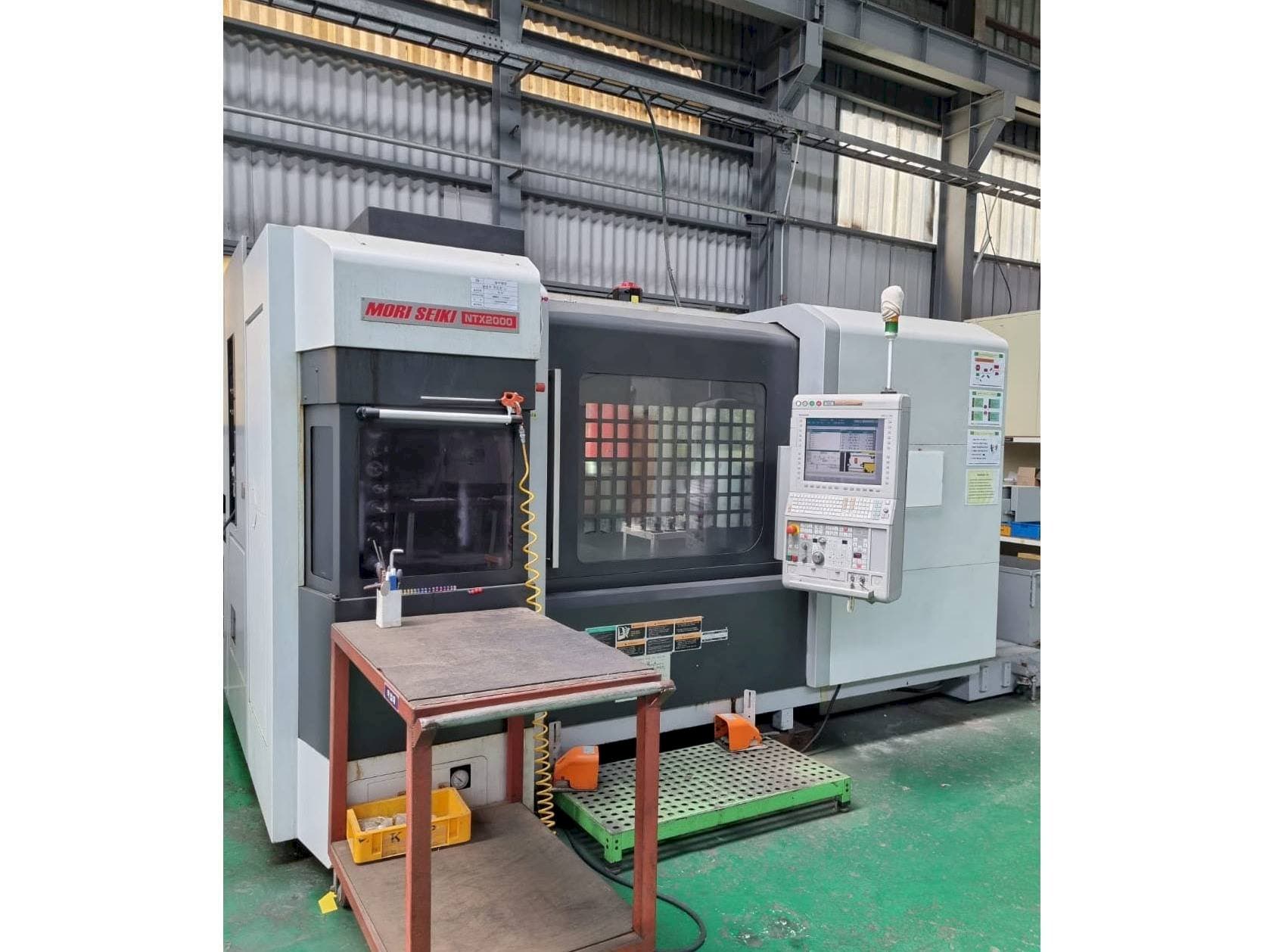 Vista frontale della macchina DMG Mori Seiki NTX2000/1500S