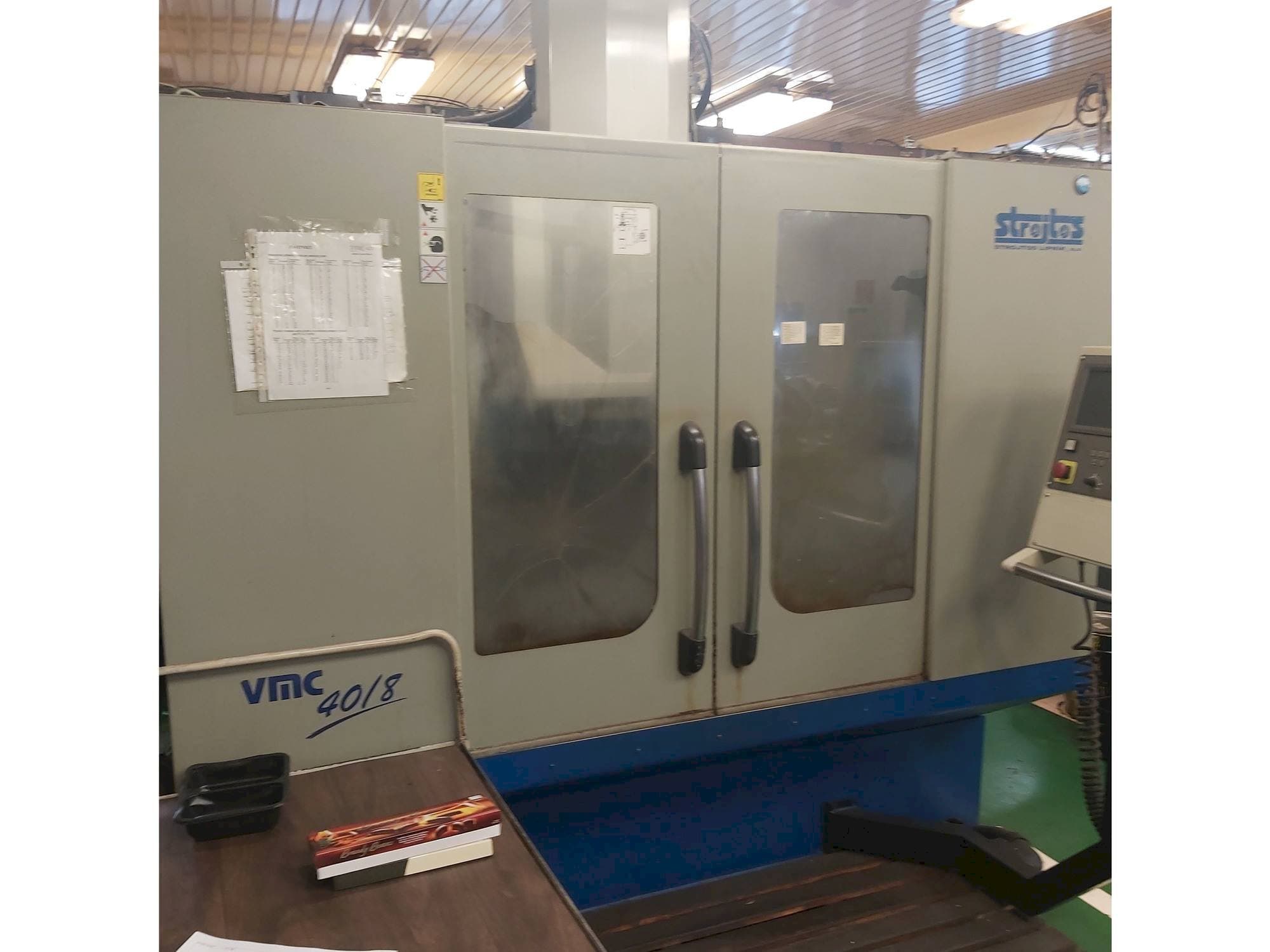 Vista frontale della macchina Strojtos VMC 40/8