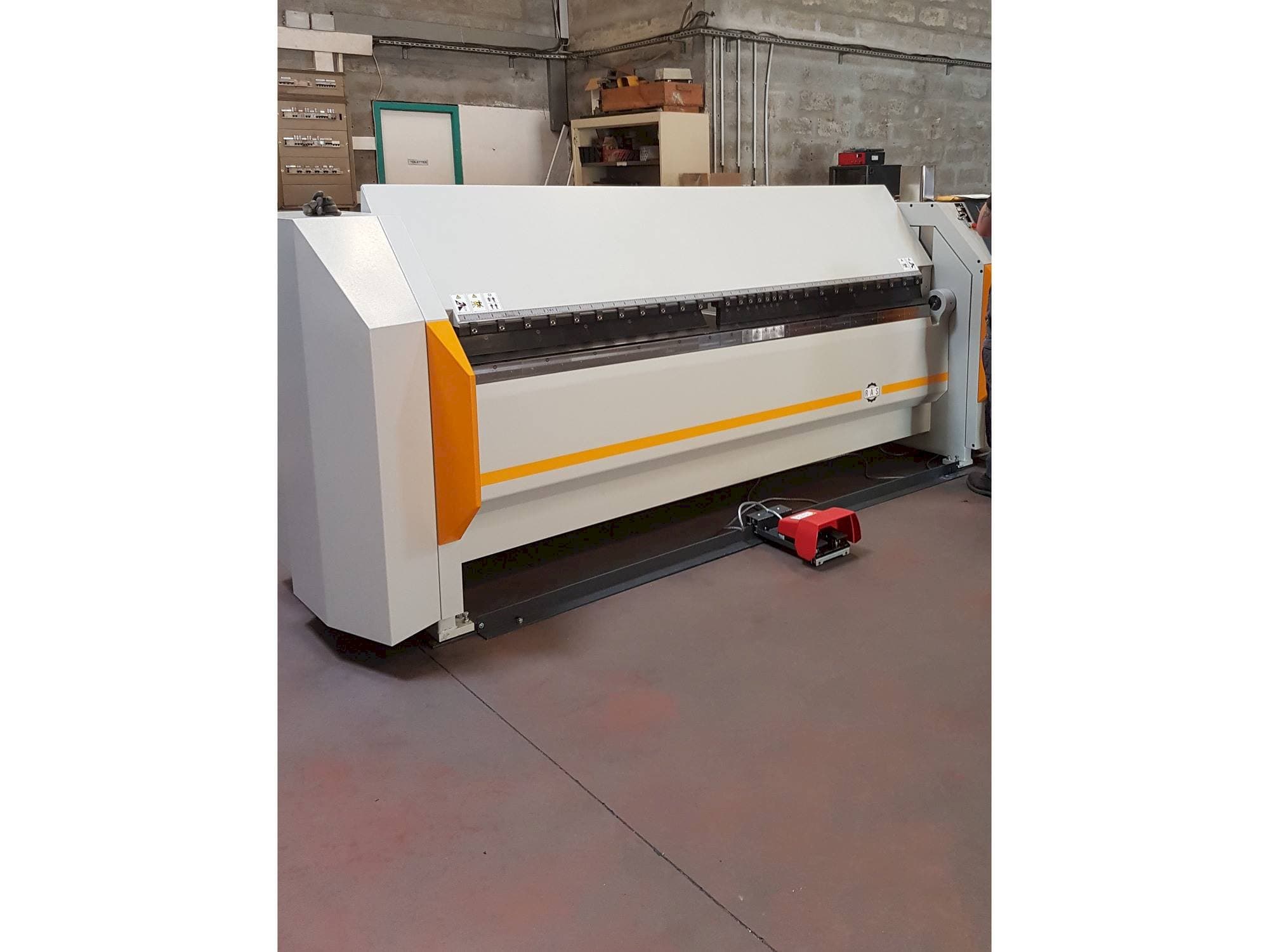 Vista frontale della macchina RAS 62.25 TURBObend Plus