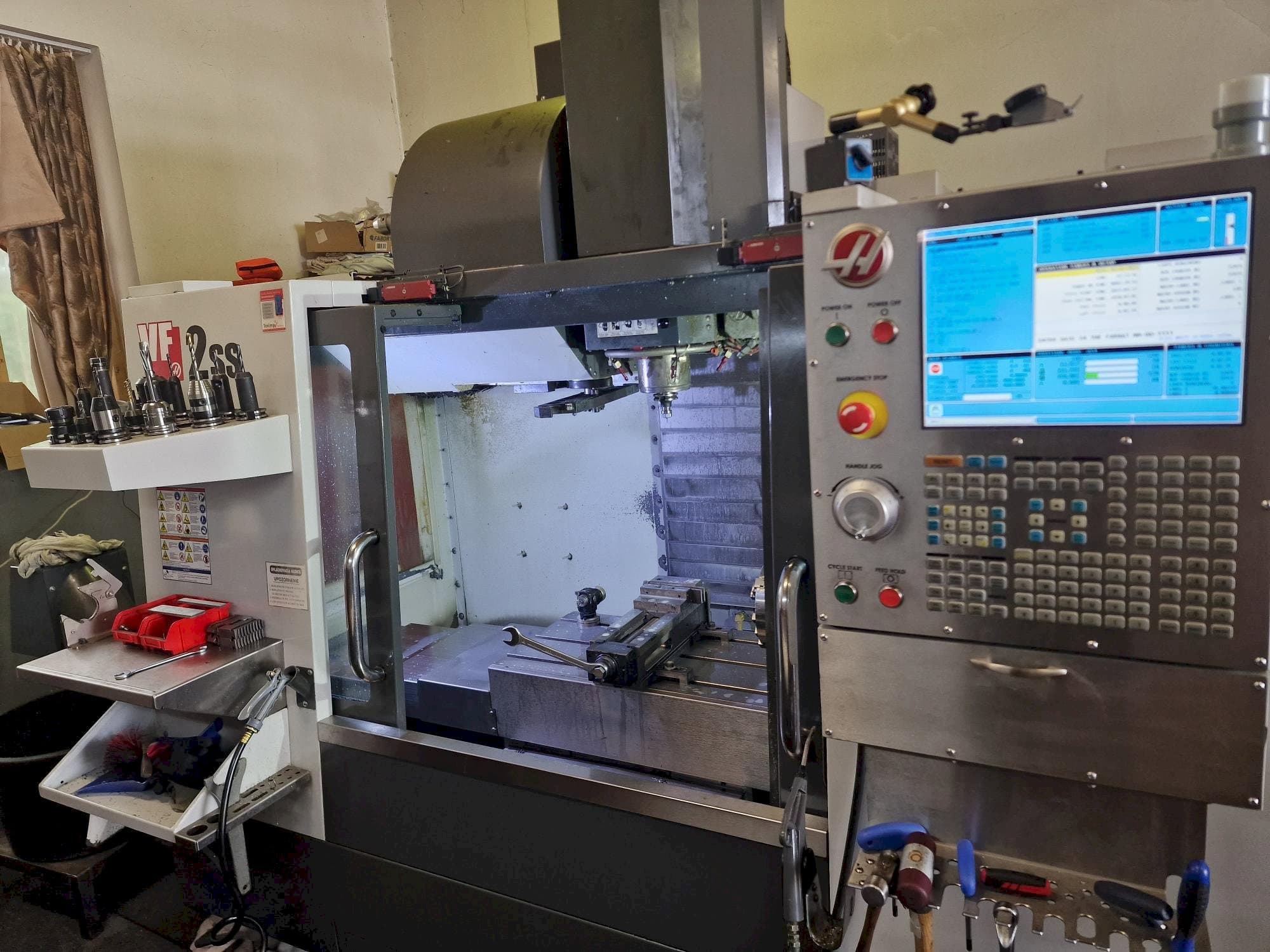 Vista frontale della macchina HAAS VF-2SS