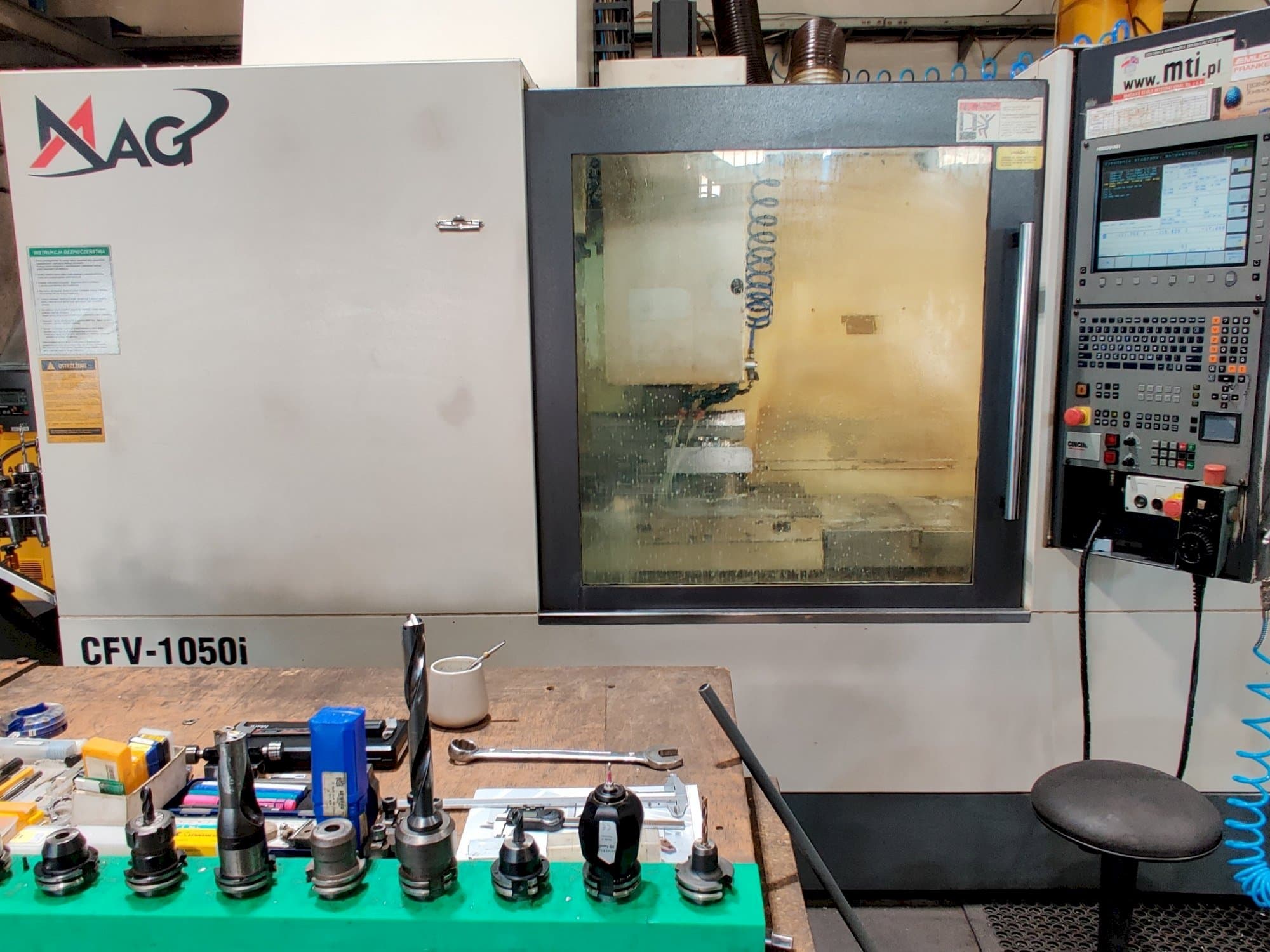 Vista frontale della macchina MAG CFV 1050