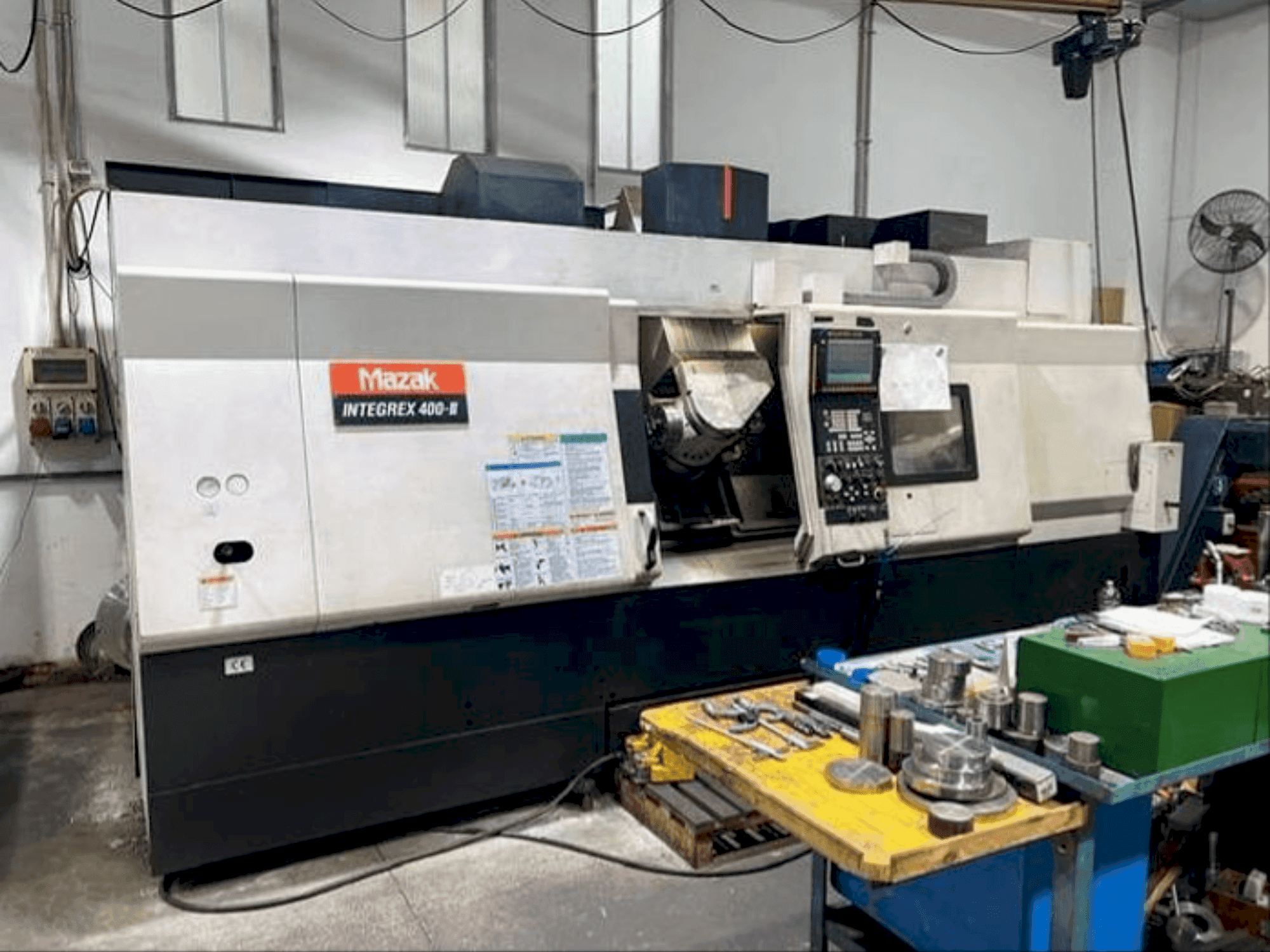 Vista frontale della macchina Mazak INTEGREX 400 III FUSION