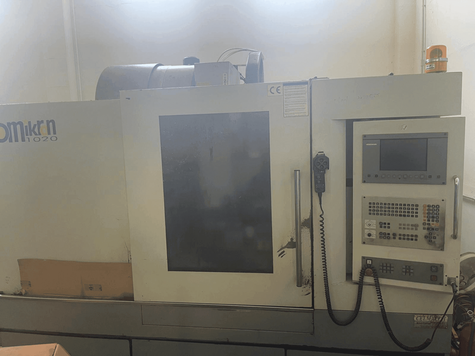 Vista frontale della macchina HARTFORD Omikron VMC-1020 A