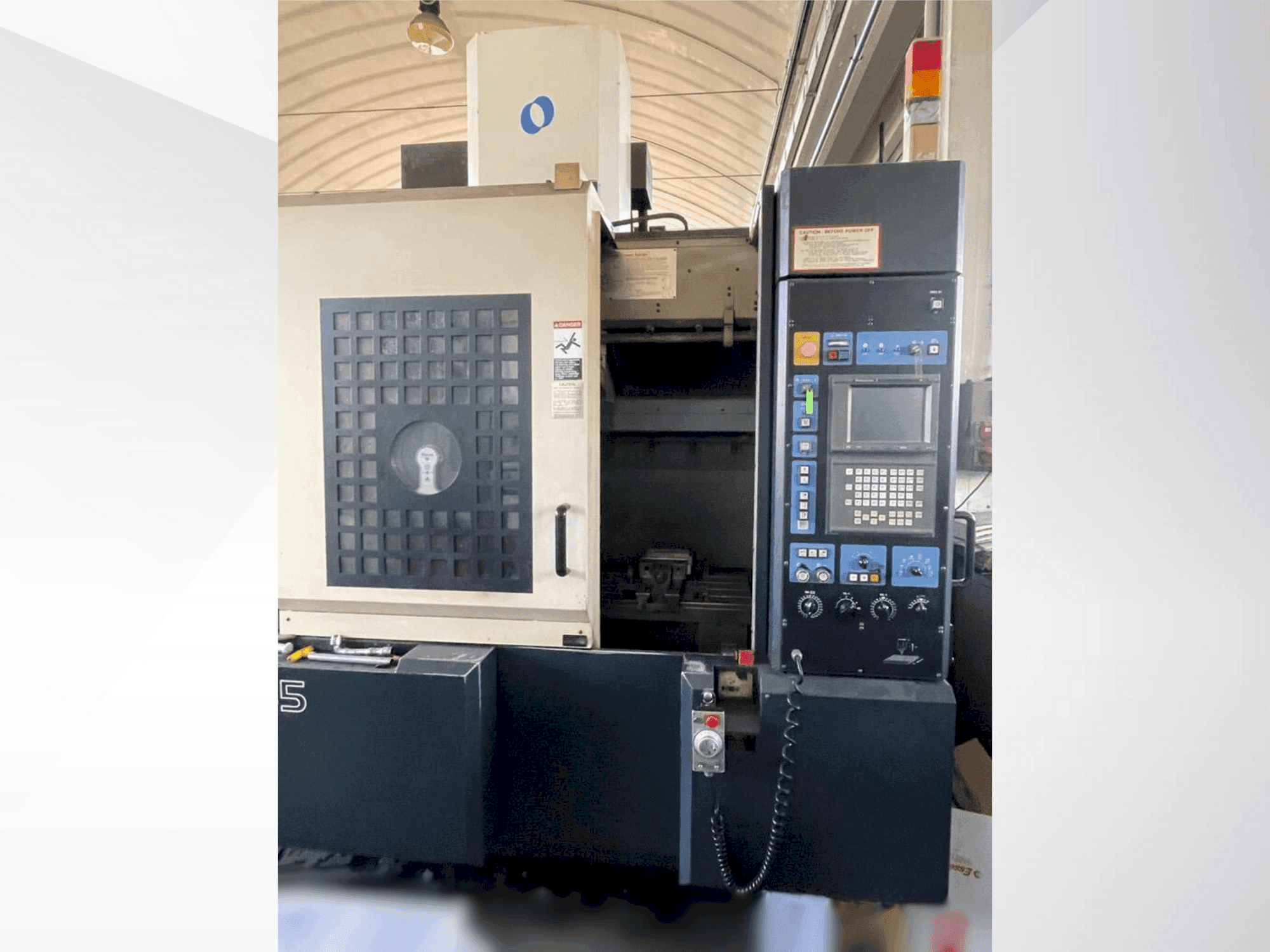 Vista frontale della macchina Makino V55-A15