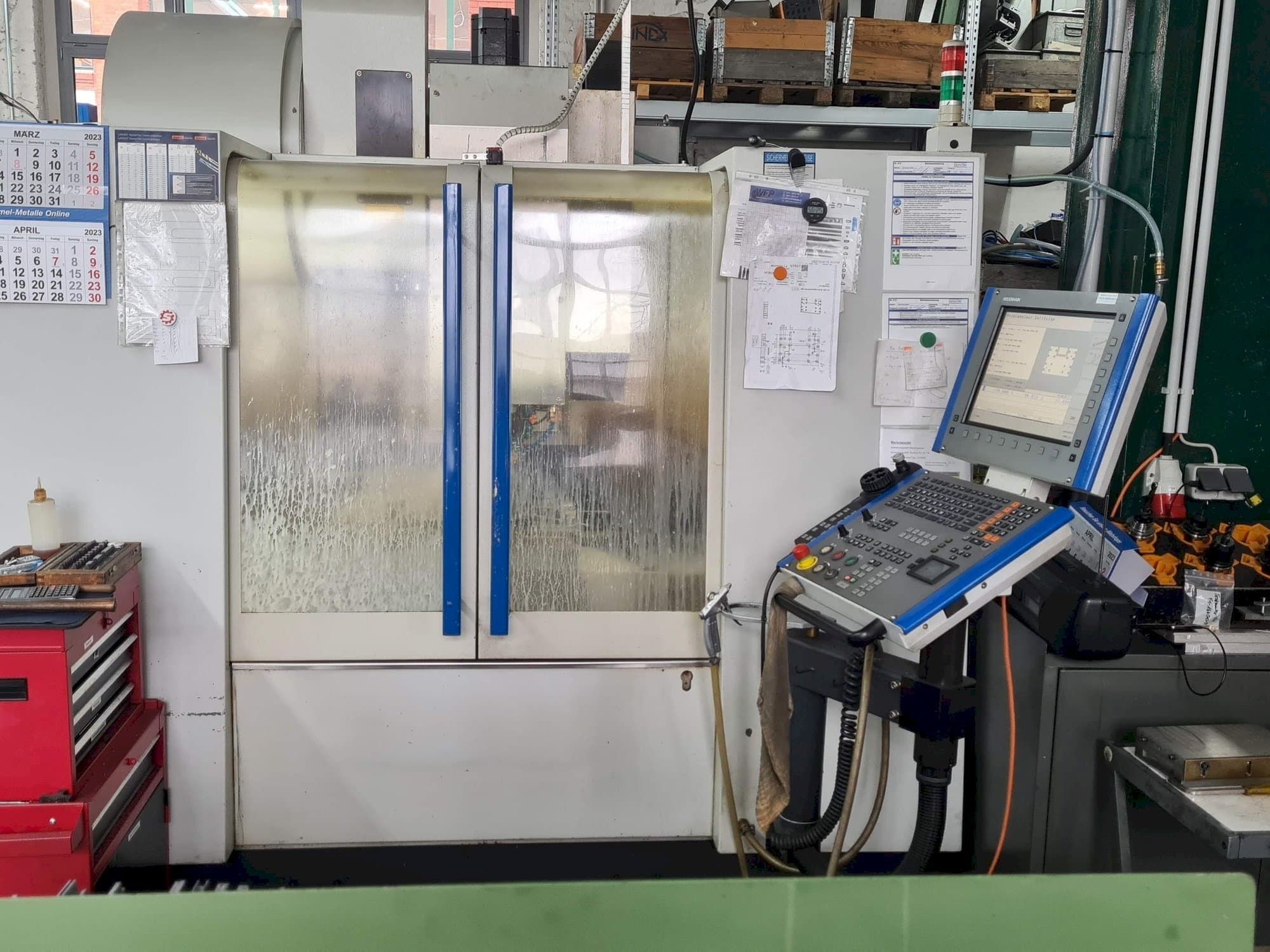 Vista frontale della macchina MIKRON VCE600 Pro