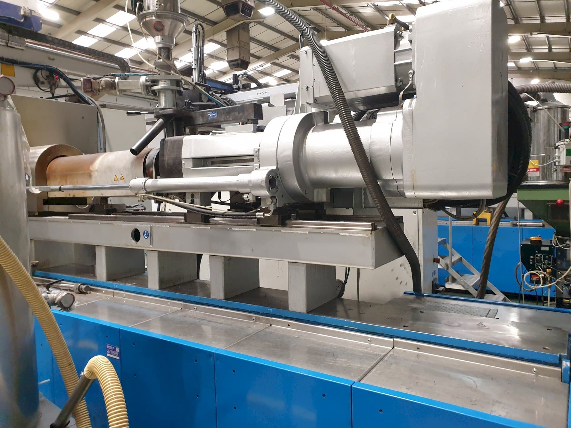 Vista frontale della macchina Netstal EVOS 5500-2000