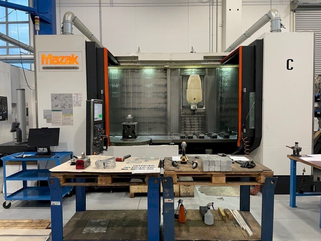Vista frontale della macchina Mazak VTC 800/30 SLR