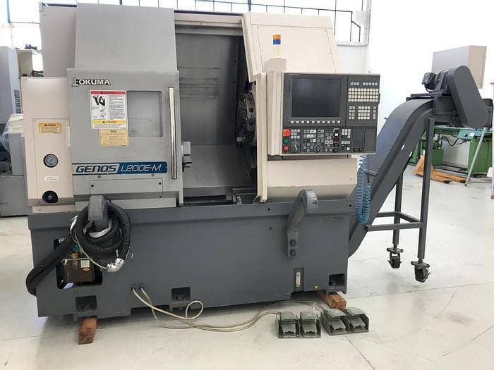 Vista frontale della macchina Okuma Genos L200E-MY