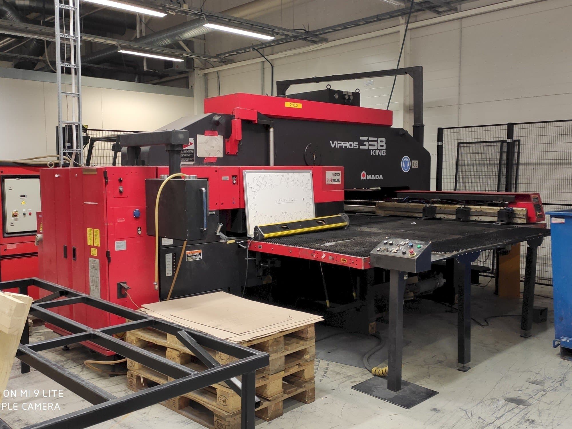 Vista frontale della macchina AMADA Vipros 358 King FS18 PC EMC