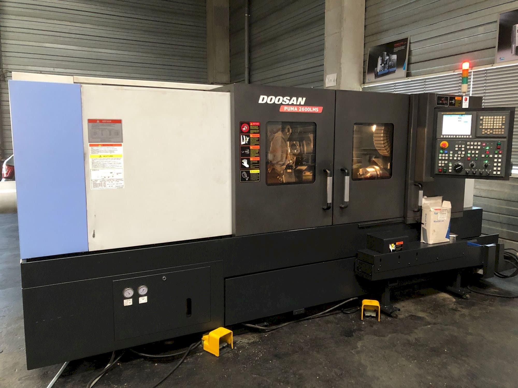 Vista frontale della macchina Doosan Puma 2600 LMS