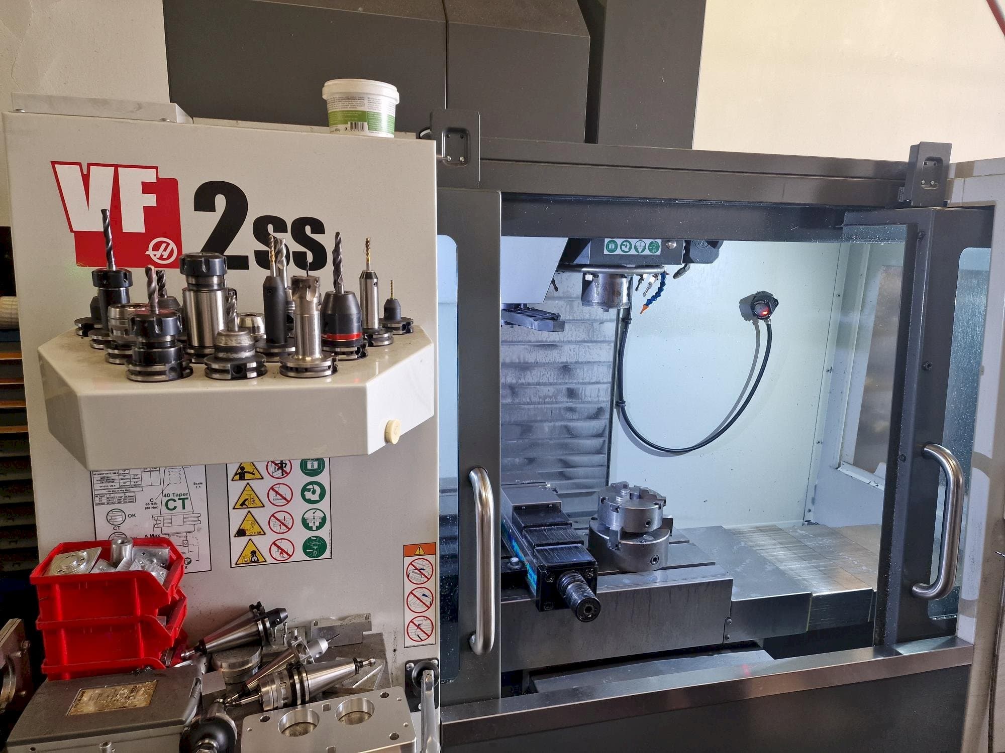 Vista frontale della macchina HAAS VF-2SS
