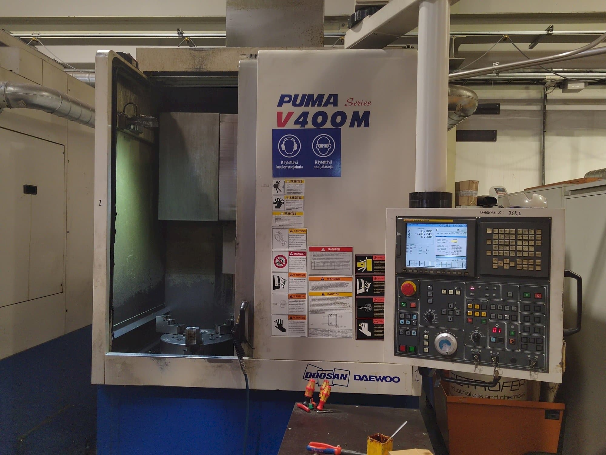 Vista frontale della macchina Doosan Puma V400M