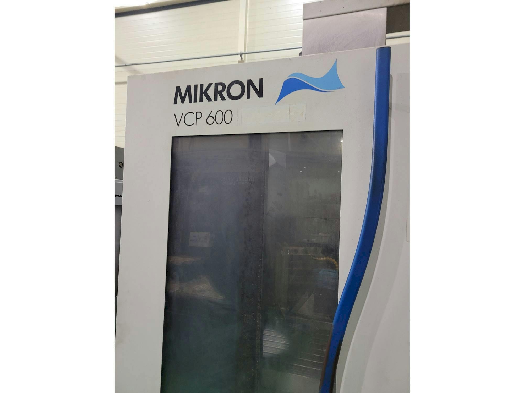 Vista frontale della macchina MIKRON VCP 600