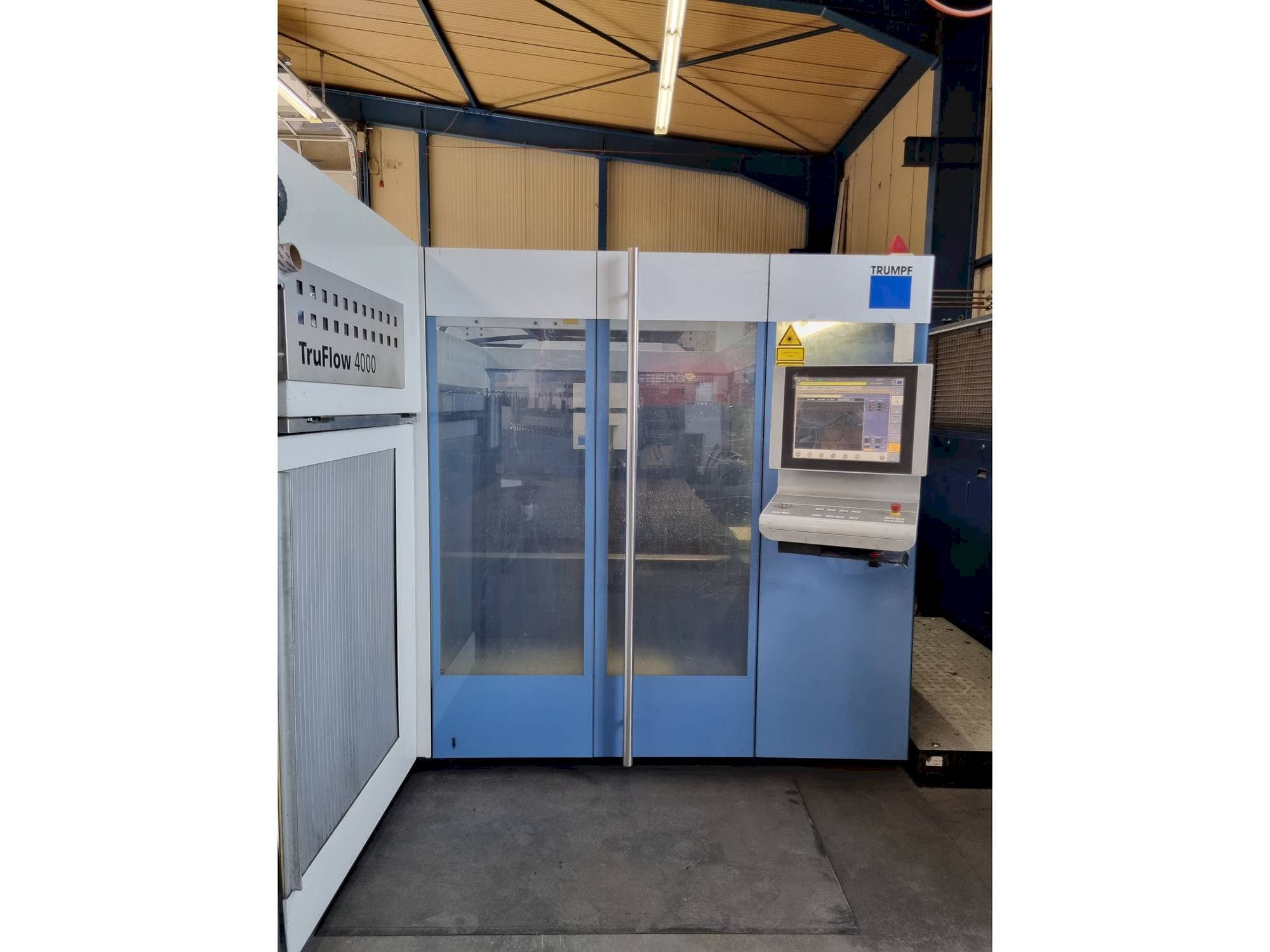 Vista frontale della macchina Trumpf TruLaser 3030