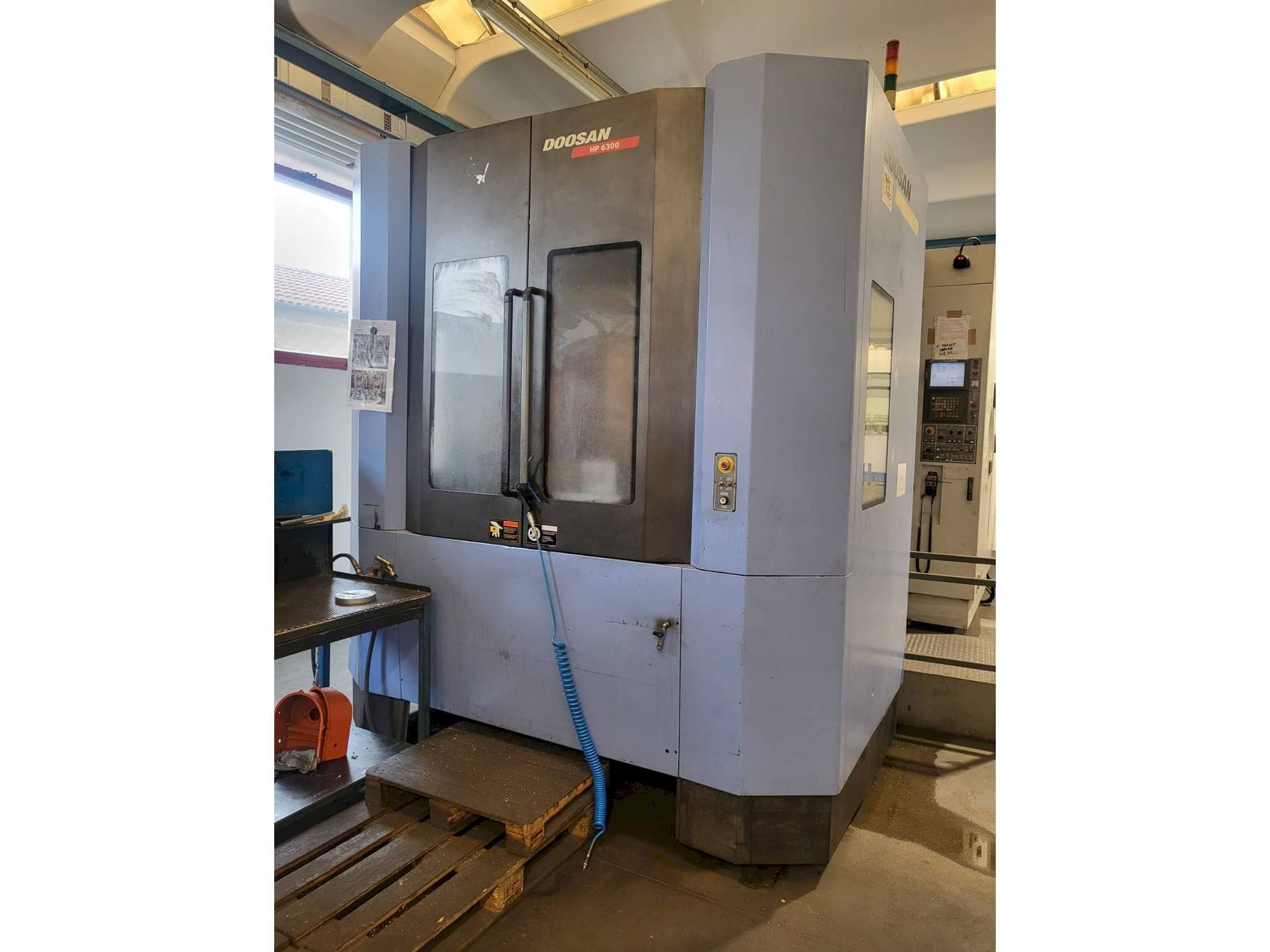 Vista frontale della macchina Doosan HP 6300