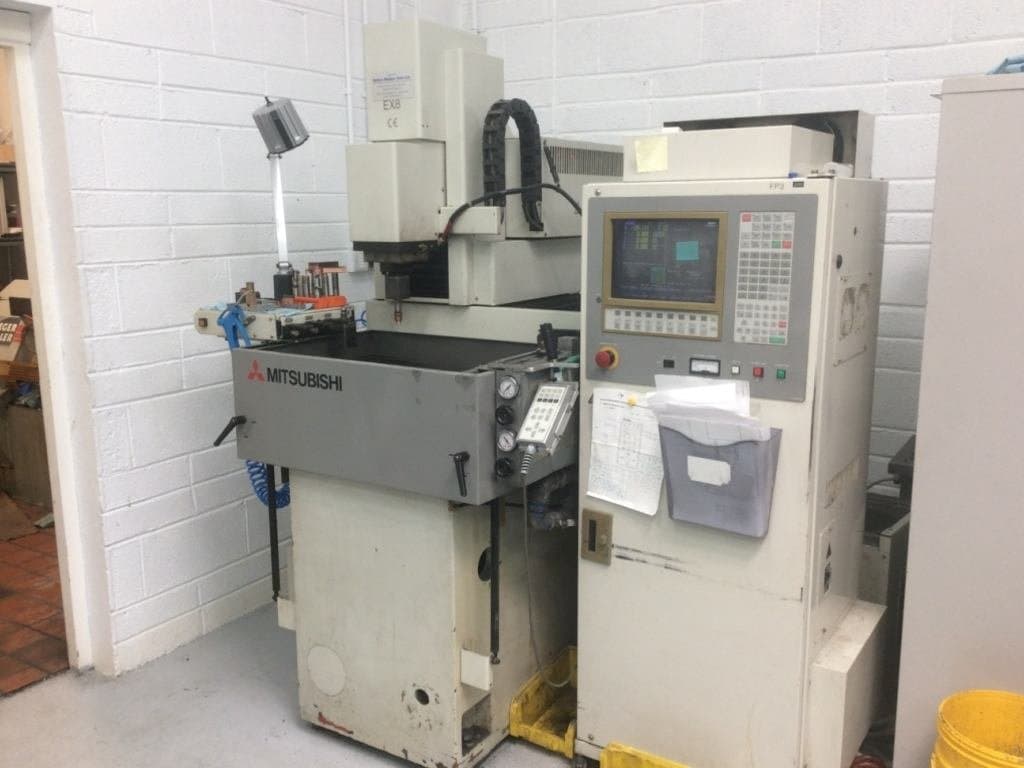 Vista frontale della macchina Mitsubishi EX 8