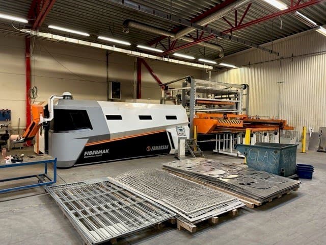 Vista frontale della macchina ERMAKSAN Fibermak 4KW