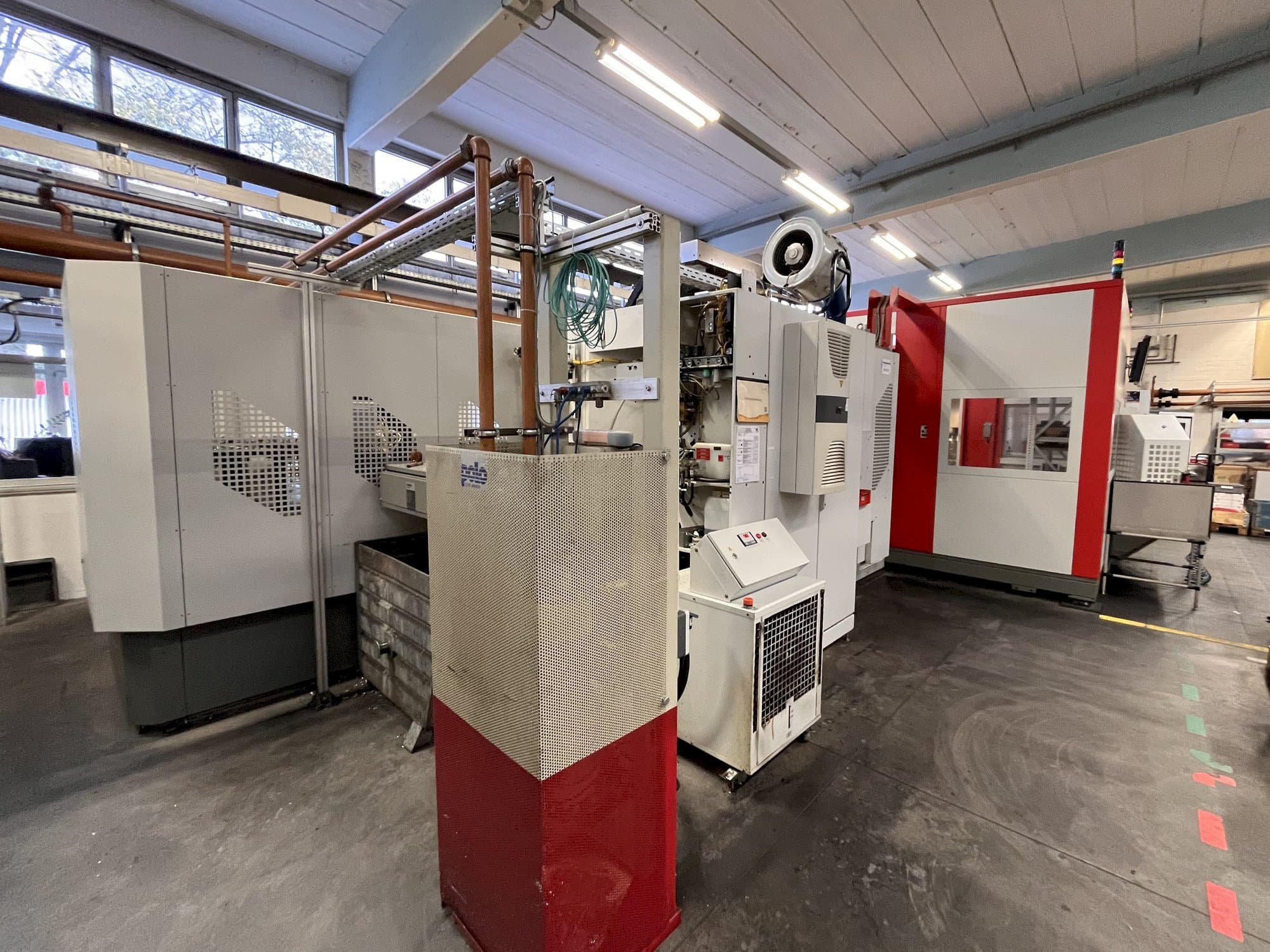 Vista frontale della macchina HERMLE RS1 Robot System