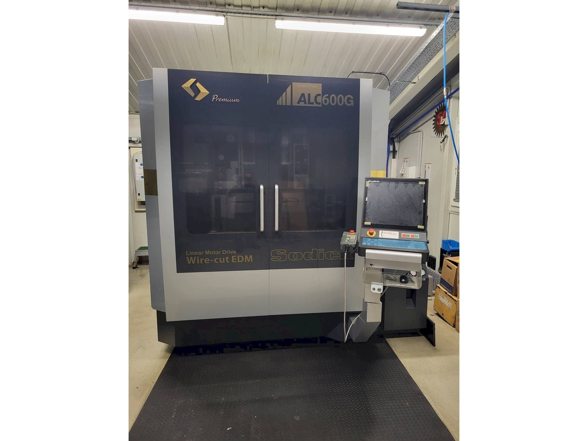 Vista frontale della macchina Sodick ALC600G