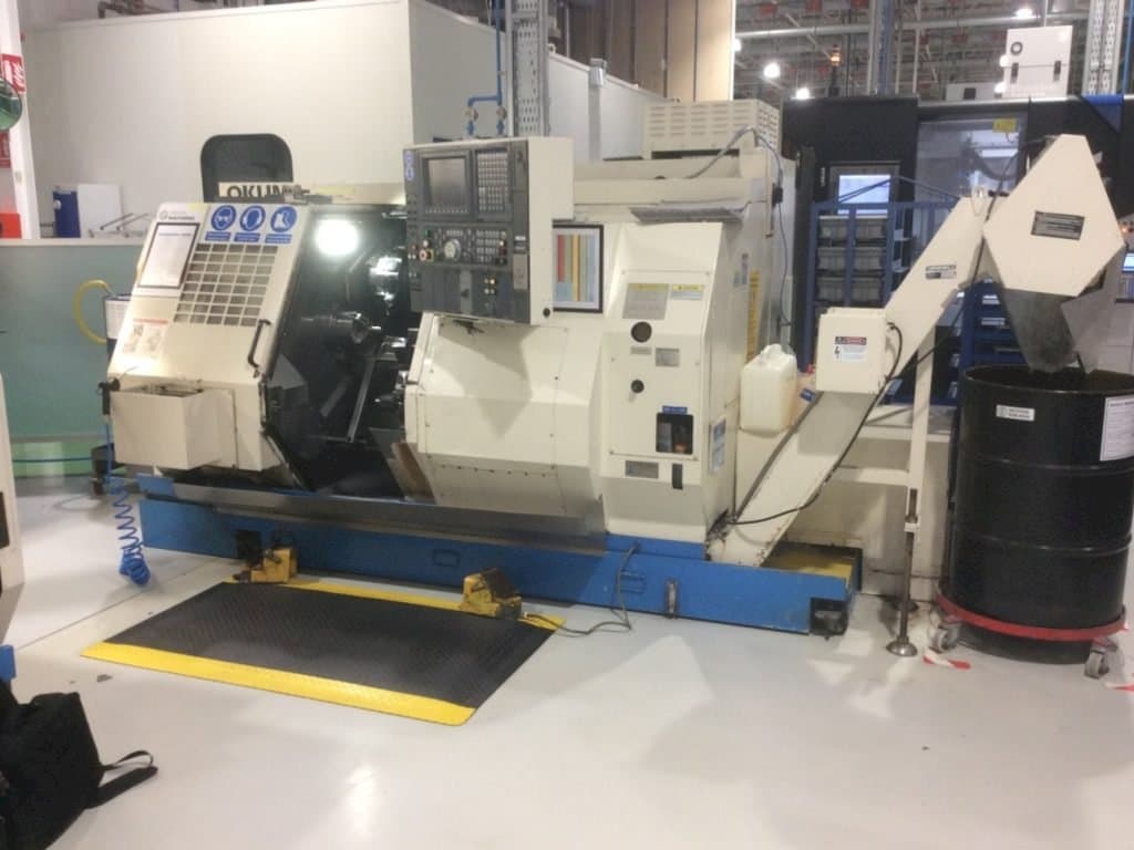 Vista frontale della macchina Okuma LT 10