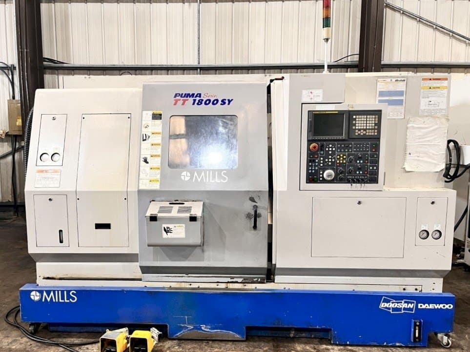 Vista frontale della macchina Doosan TT1800SY