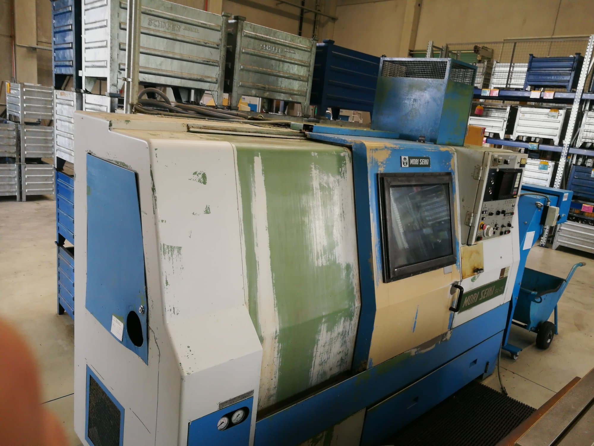 Vista lato sinistro della macchina MORI SEIKI SL-25A/500