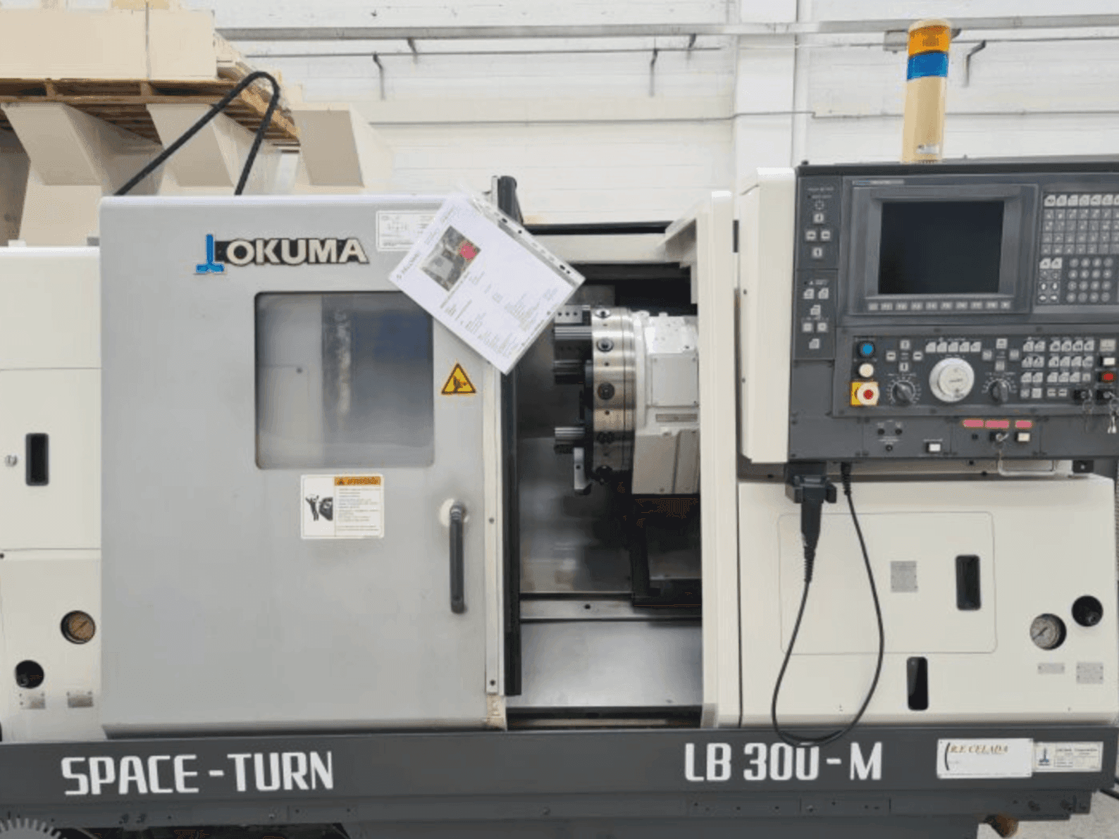Vista frontale della macchina Okuma LB 300
