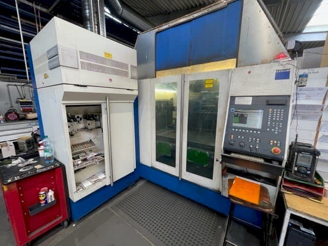 Vista frontale della macchina Trumpf TC L 3050
