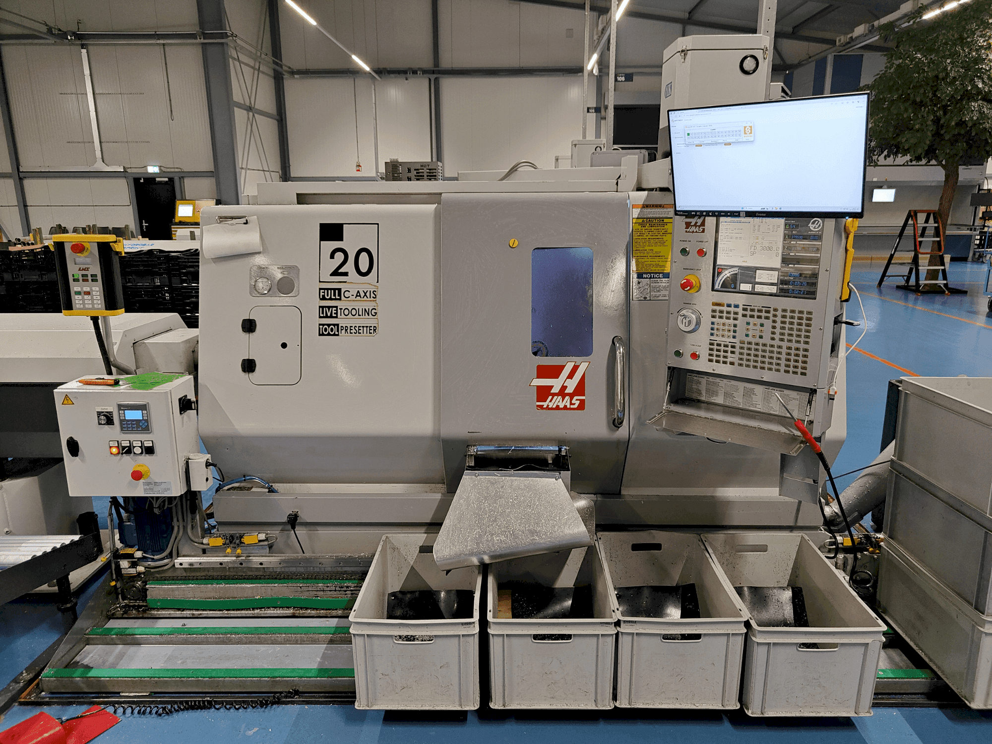 Vista frontale della macchina HAAS SL-20HE (2006)
