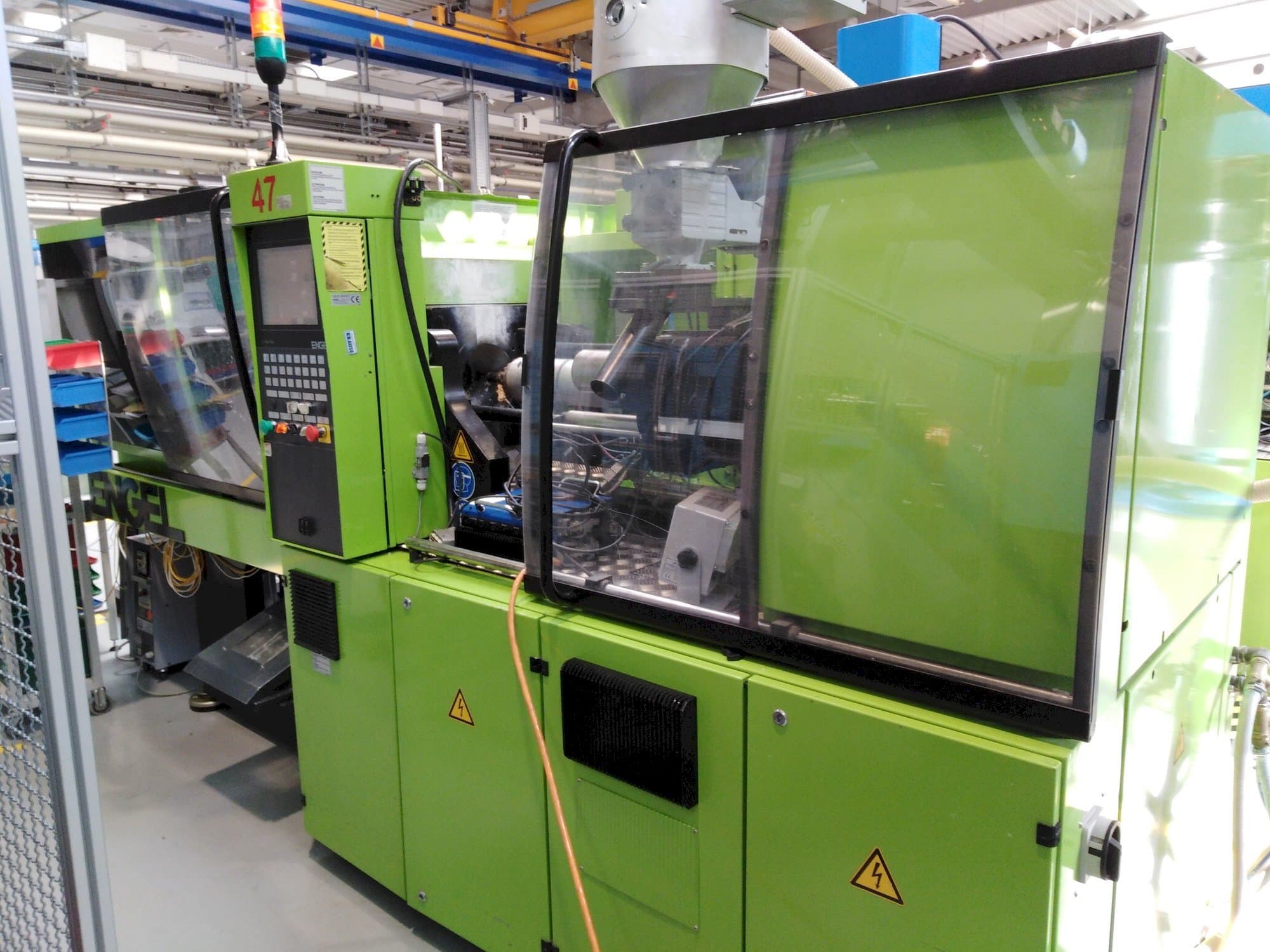 Vista frontale della macchina ENGEL Victory 330/80 Focus