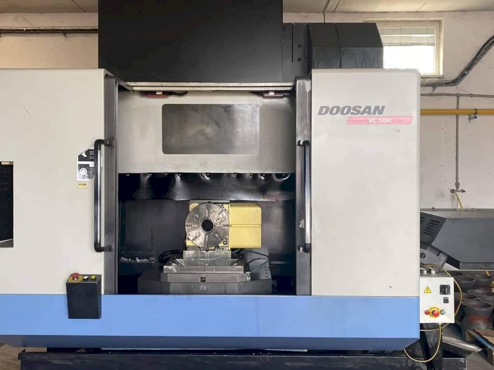 Vista frontale della macchina Doosan VC 500