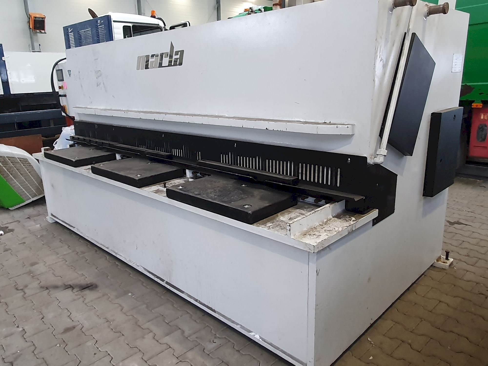 Vista frontale della macchina MARLA S-CUT 3010