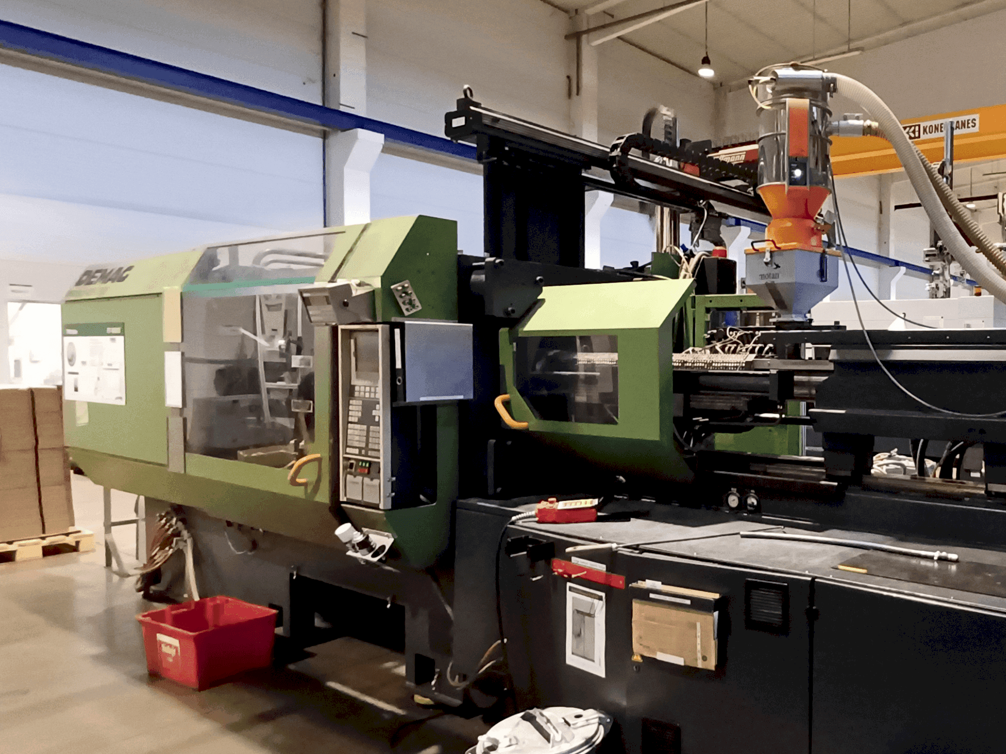 Vista frontale della macchina DEMAG ERGOTECH 4200-2300