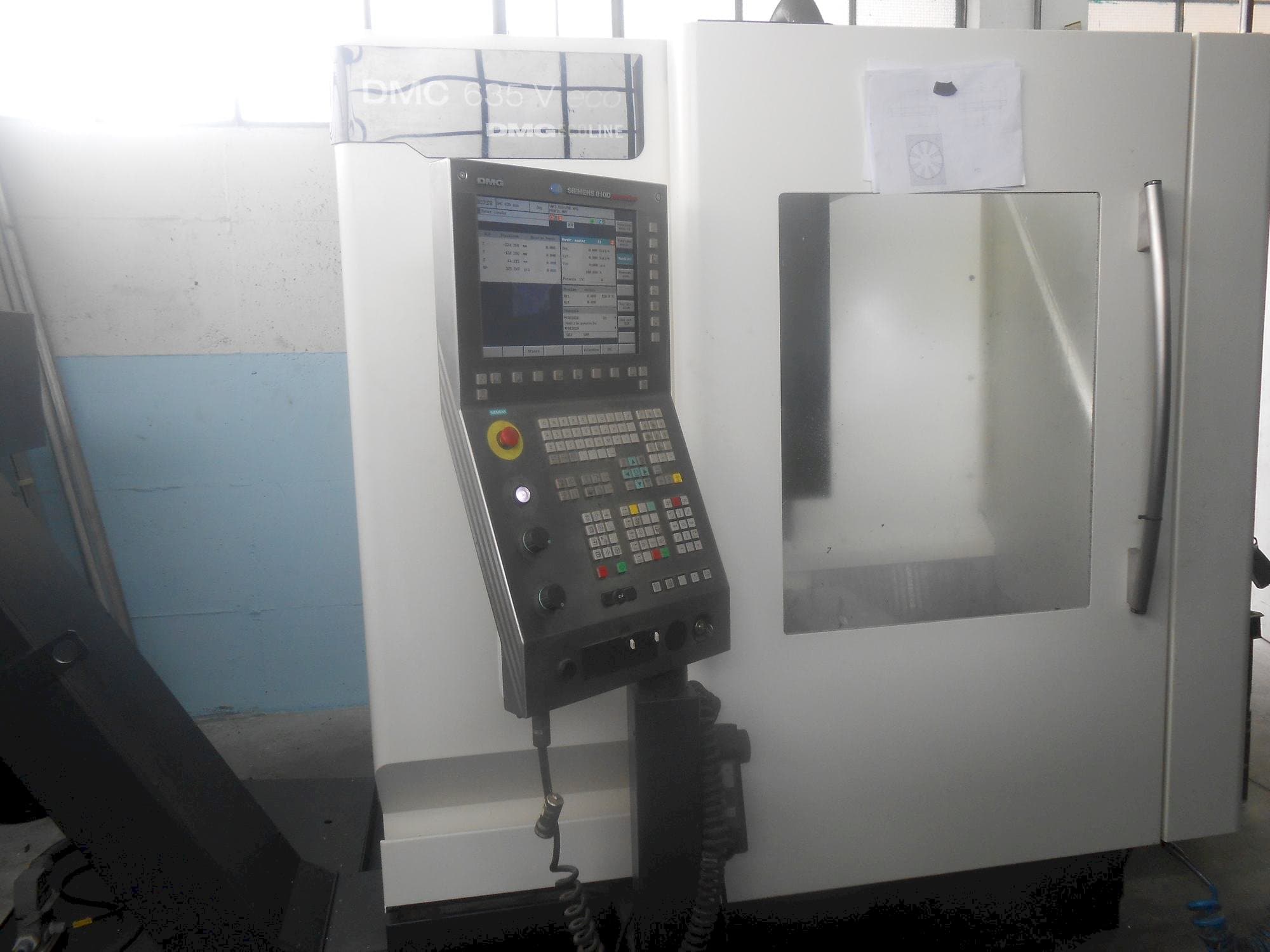 Vista frontale della macchina DECKEL MAHO DMC 635V