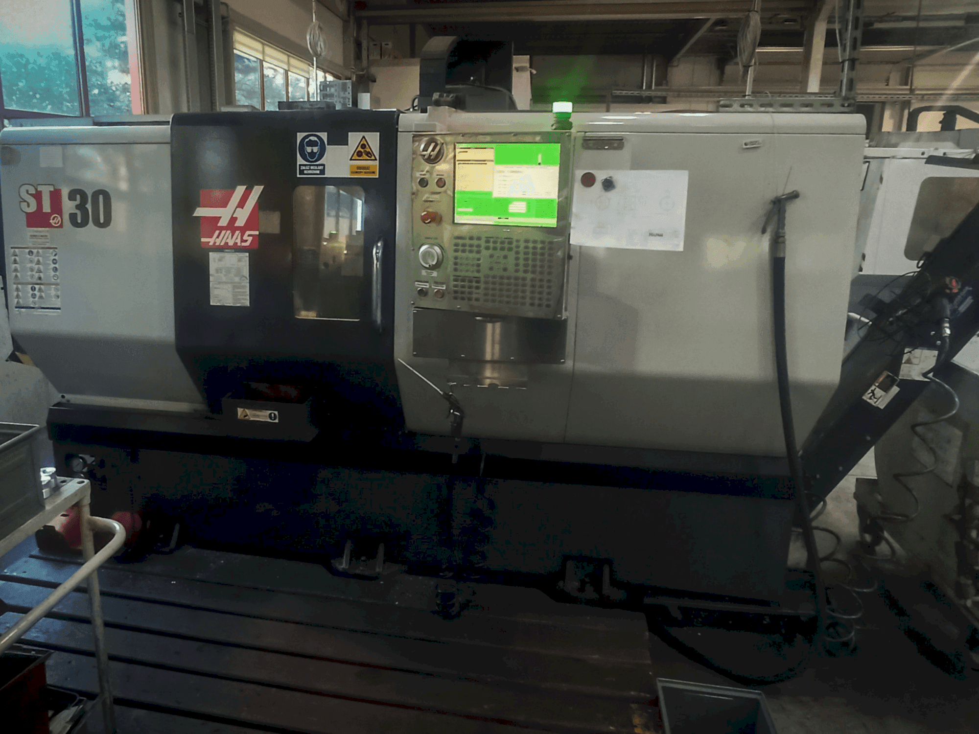 Vista frontale della macchina HAAS ST-30