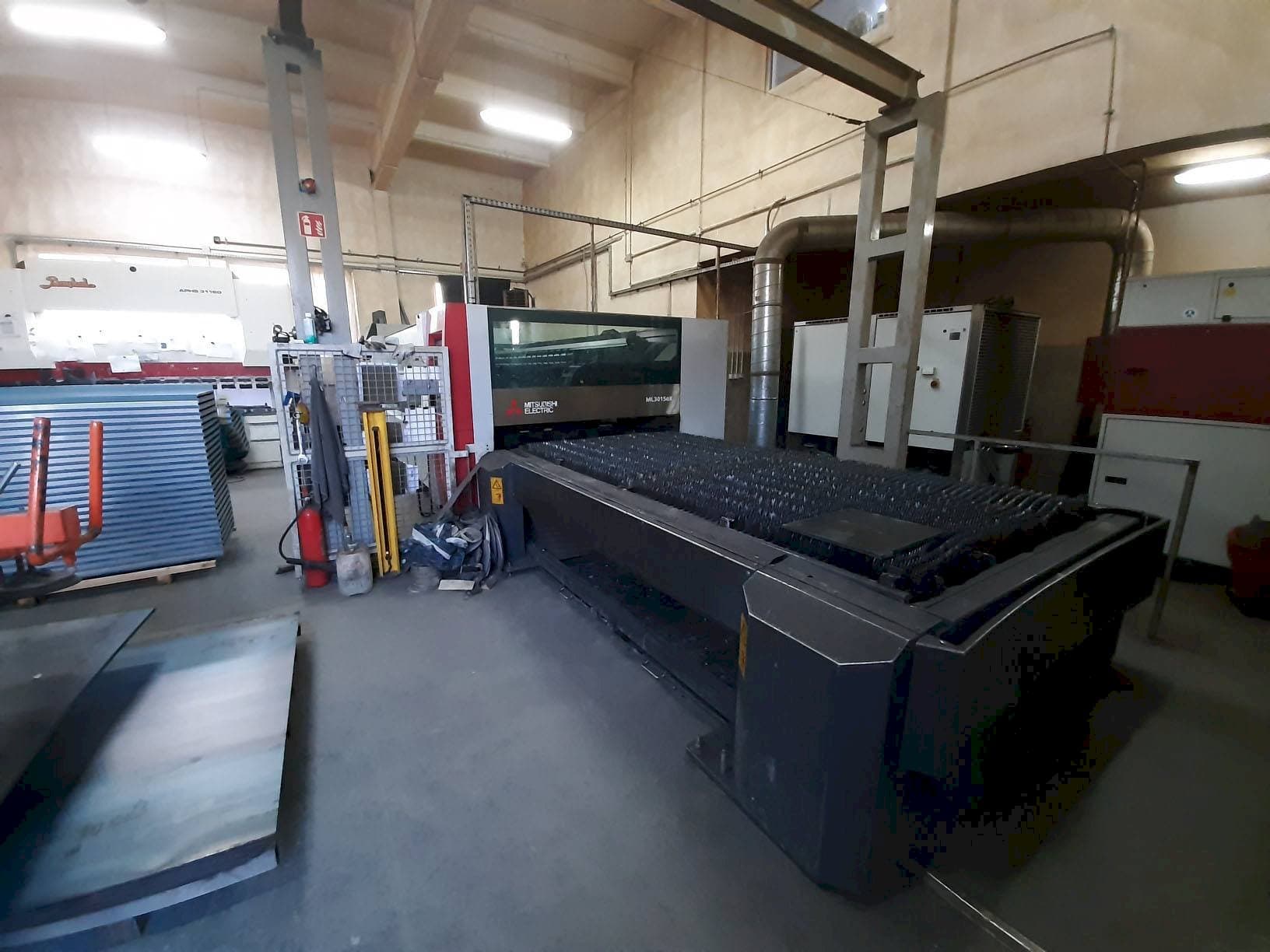 Vista frontale della macchina Mitsubishi ML3015 eX(S2)-450F-R