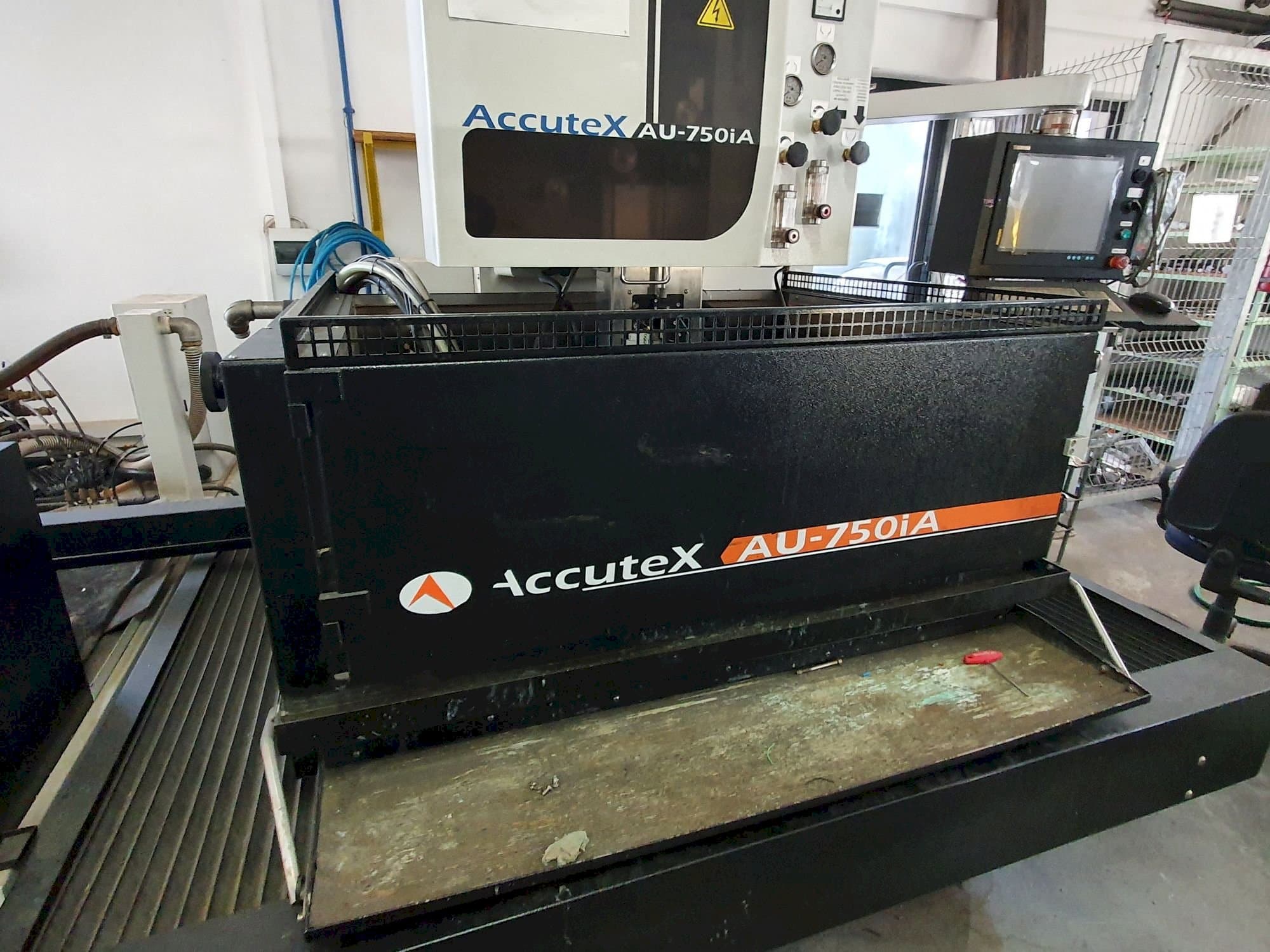Vista frontale della macchina AccuteX AU-750iA