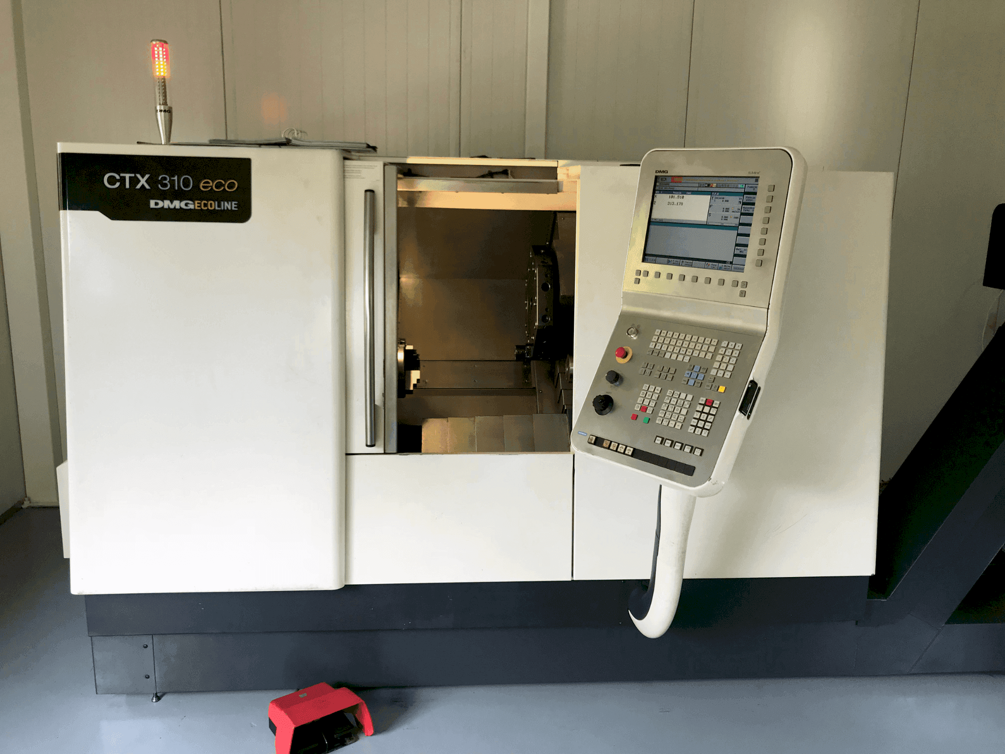 Vista frontale della macchina DMG CTX 310 ecoline