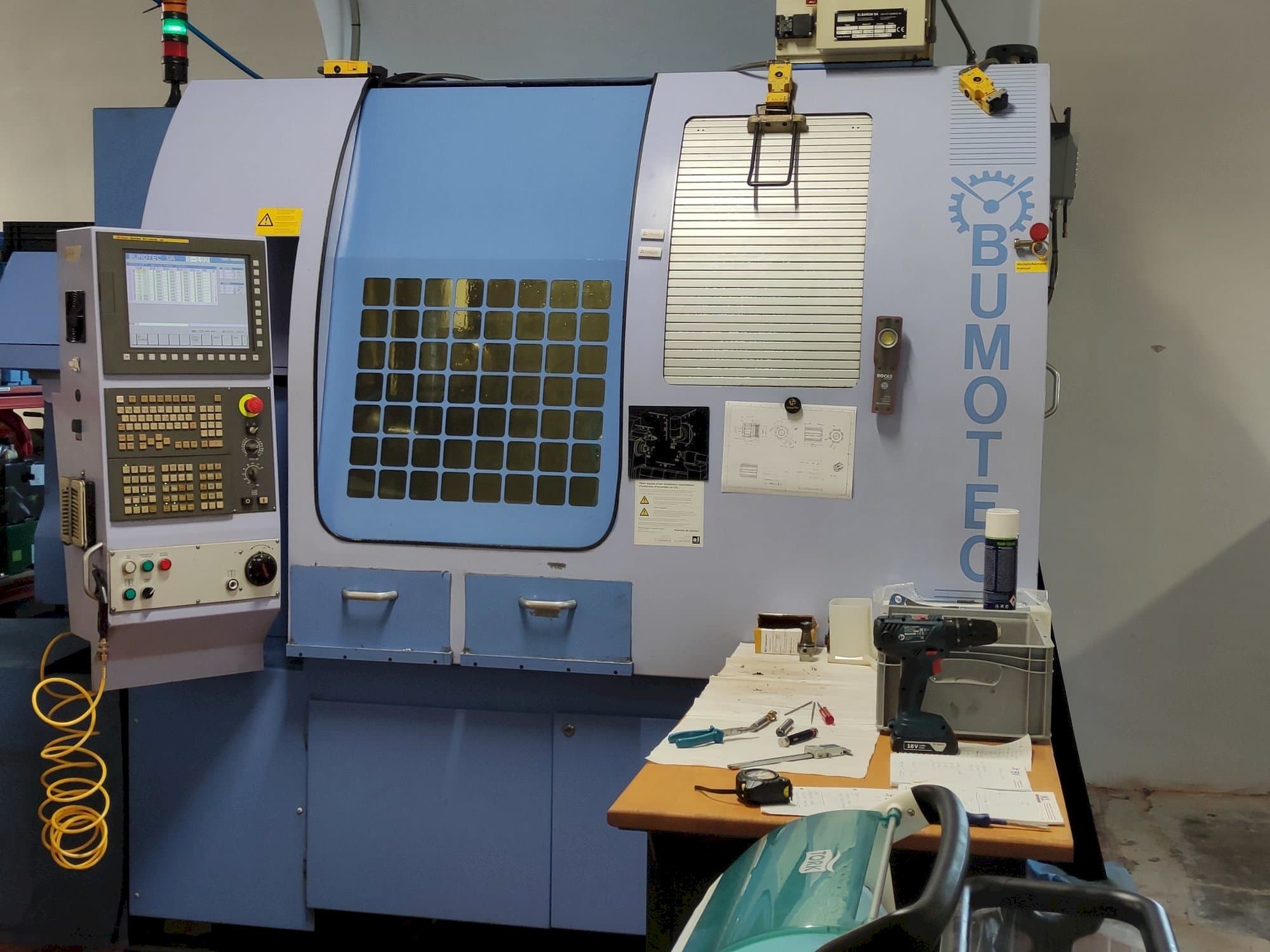 Vista frontale della macchina Bumotec S-192FT