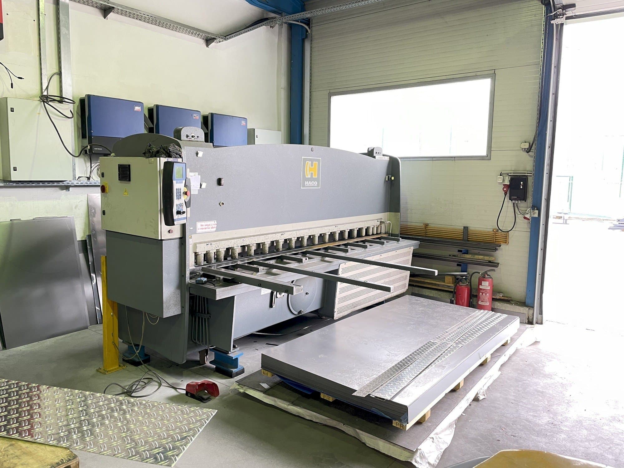 Vista frontale della macchina HACO HSLX 3006