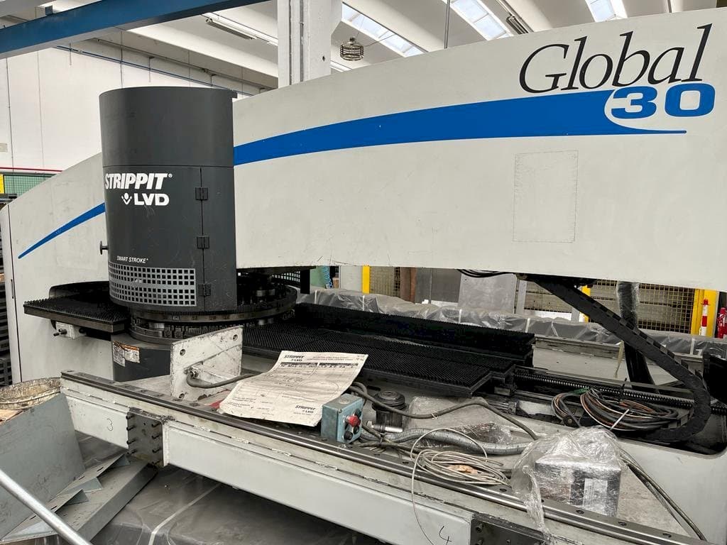 Vista frontale della macchina LVD Strippit Global 30 1525
