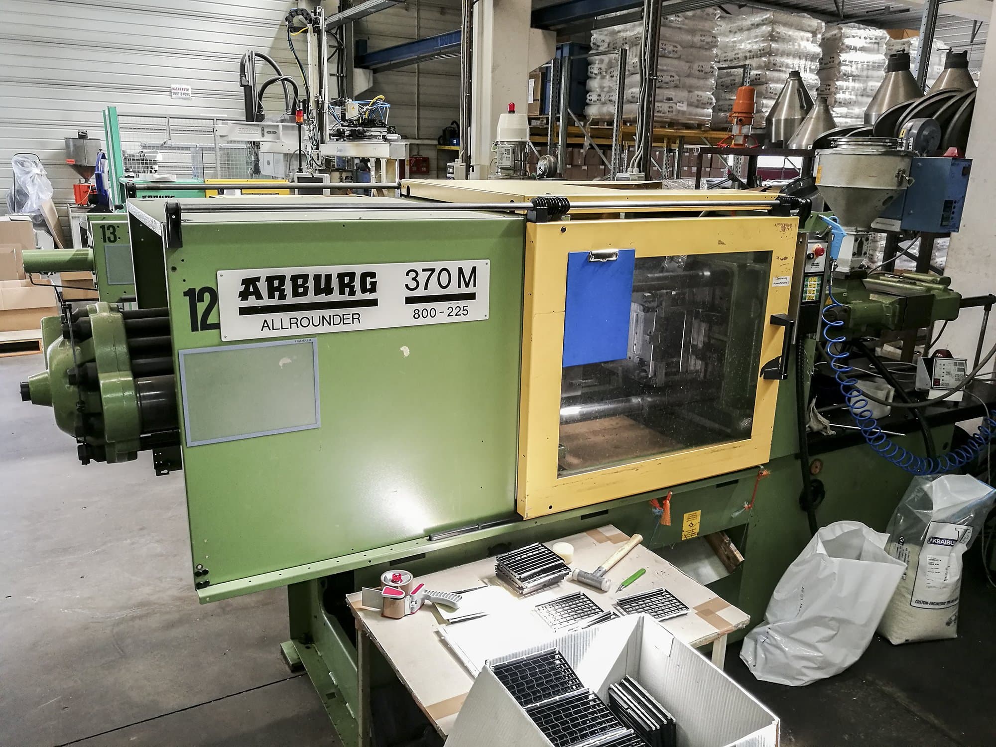 Vista frontale della macchina Arburg 370M 800-225