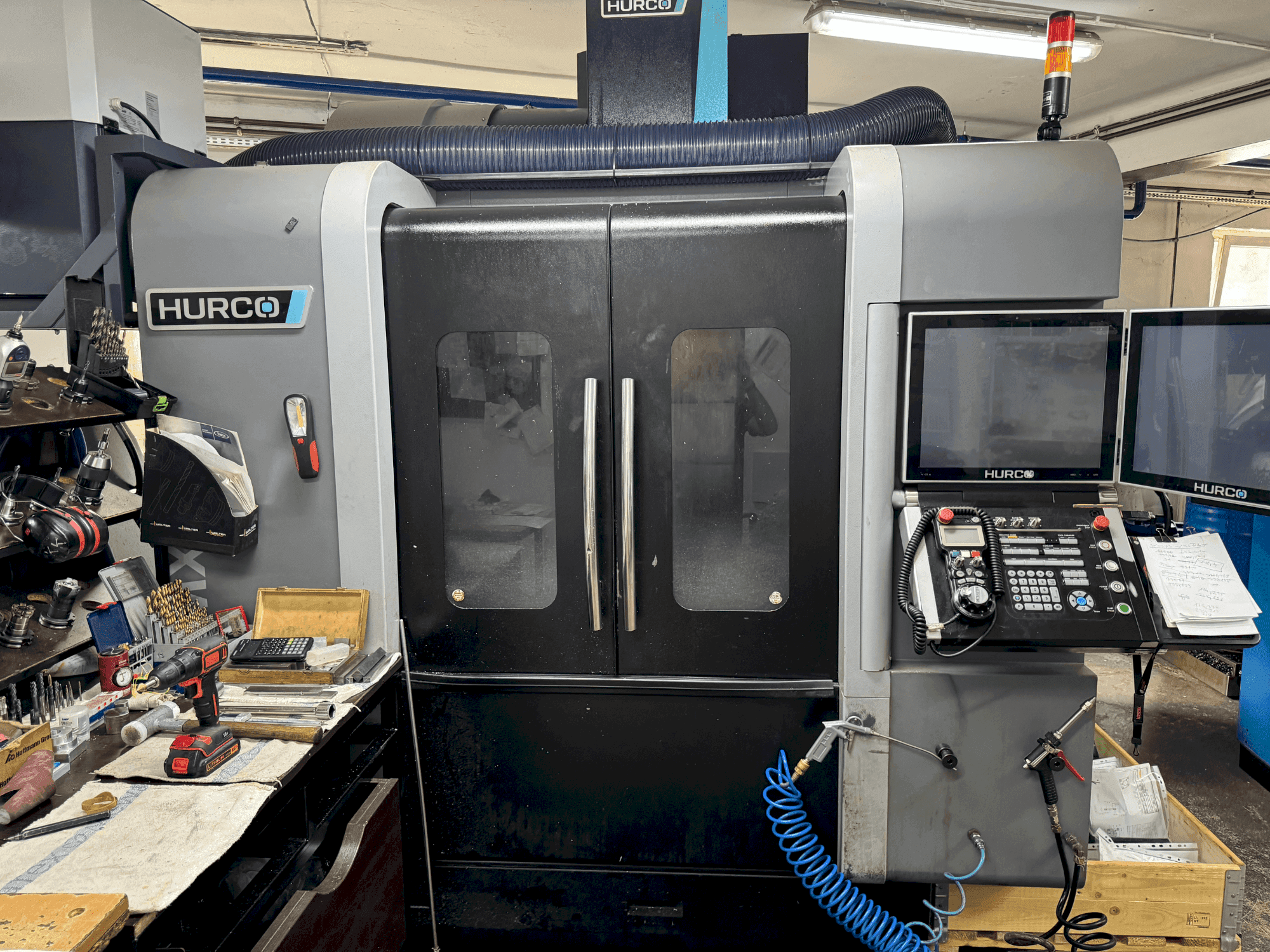 Vista frontale della macchina Hurco VMX 30i