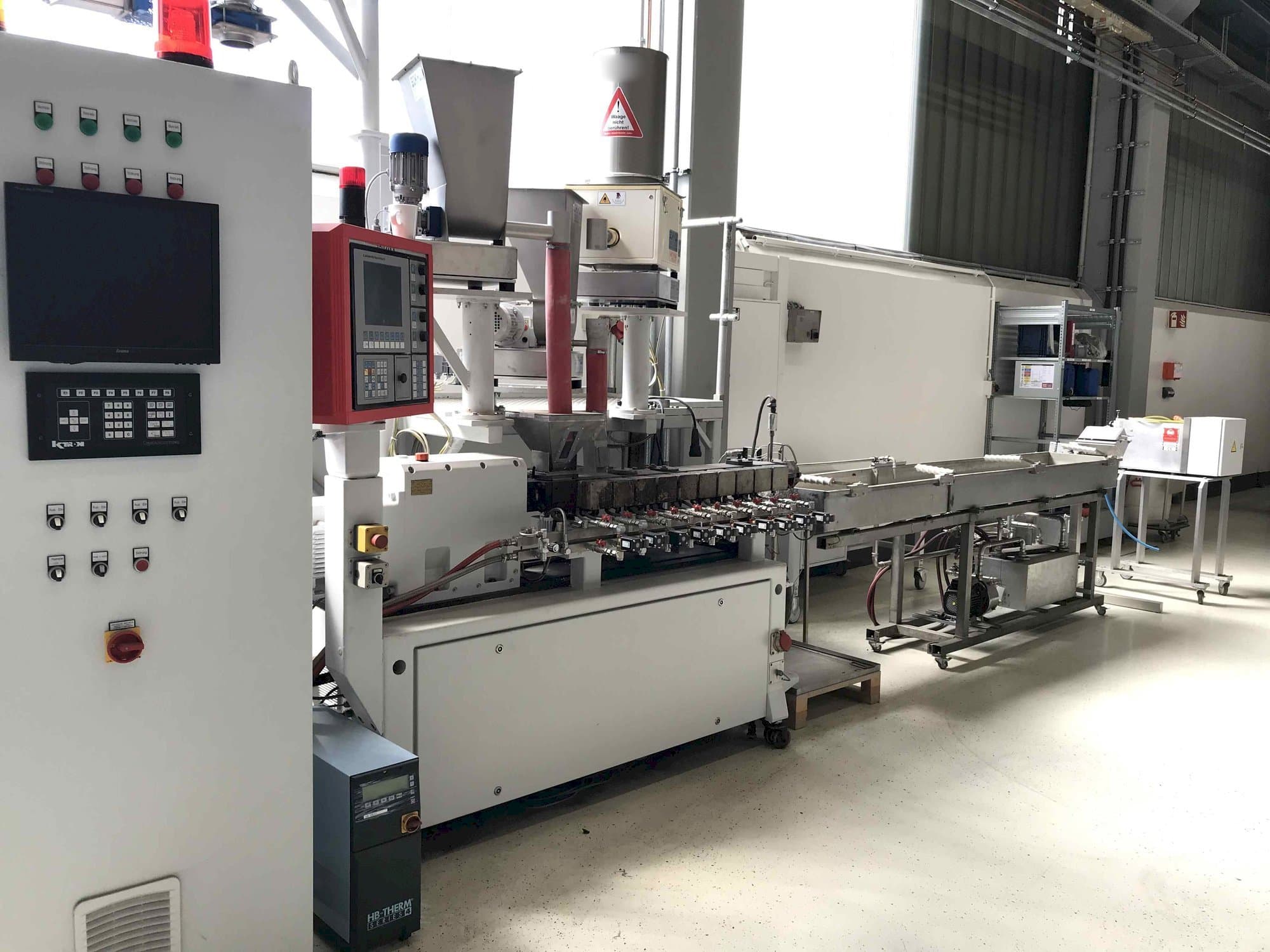 Vista frontale della macchina Leistriz ZSE 27/GL-44D