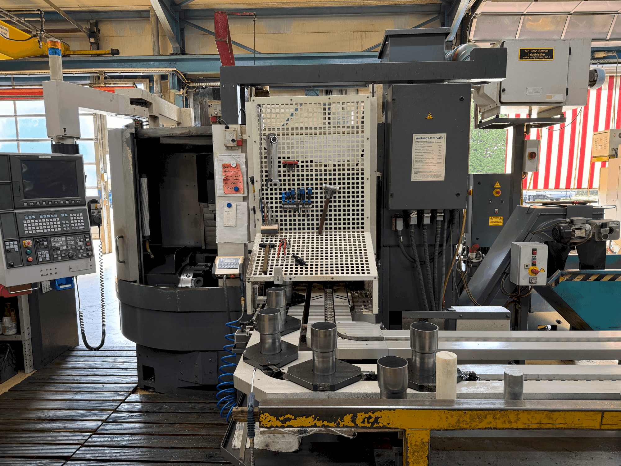 Vista frontale della macchina Okuma LVT 300-M