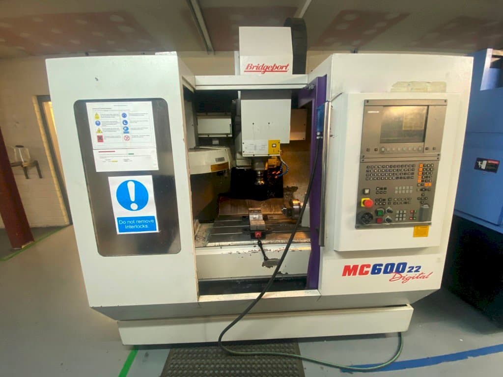 Vista frontale della macchina Bridgeport VMC 600