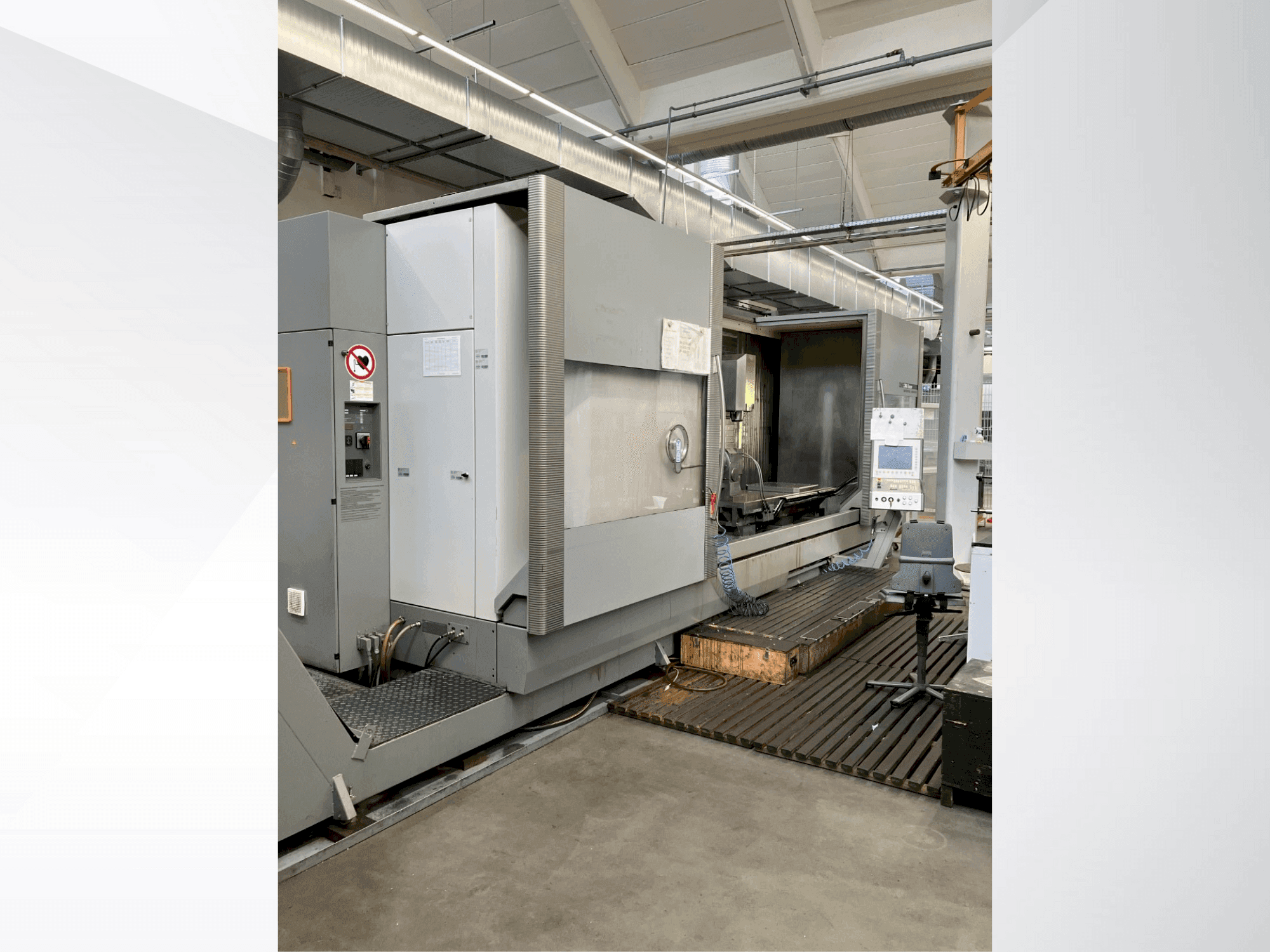 Vista frontale della macchina DECKEL DMF 360 linear
