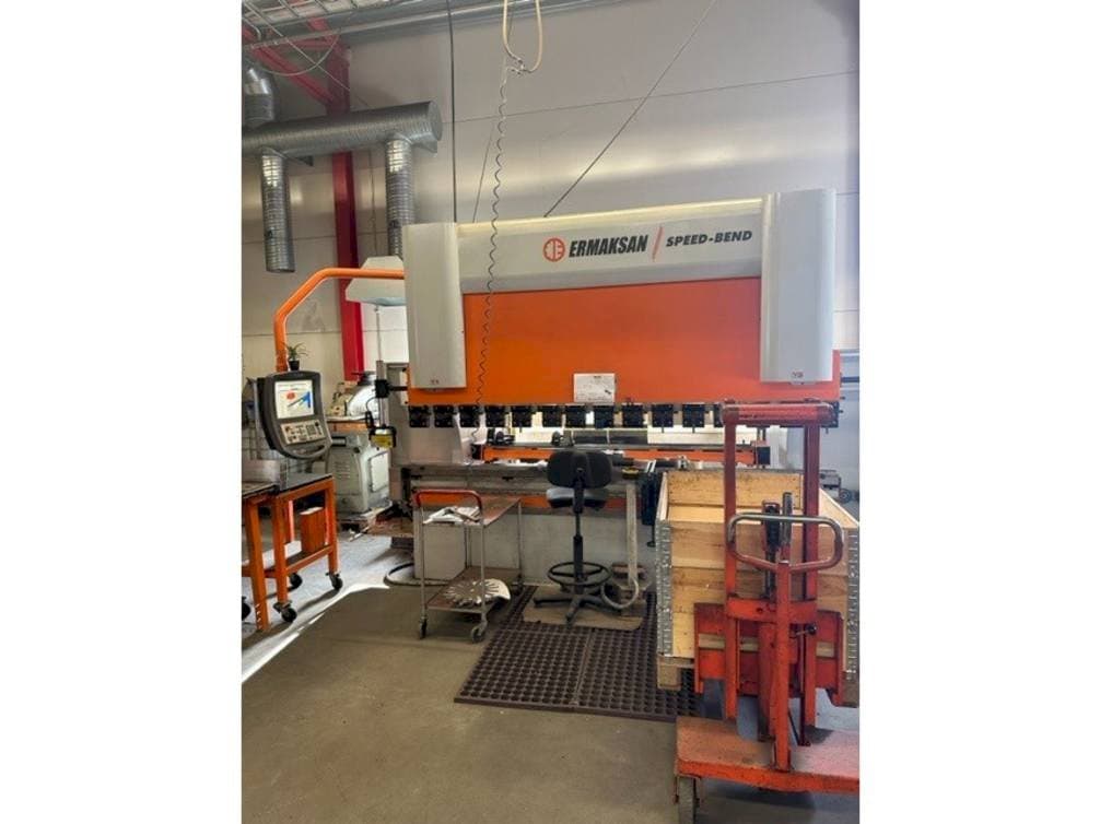 Vista frontale della macchina ERMAKSAN Speedbend 3135