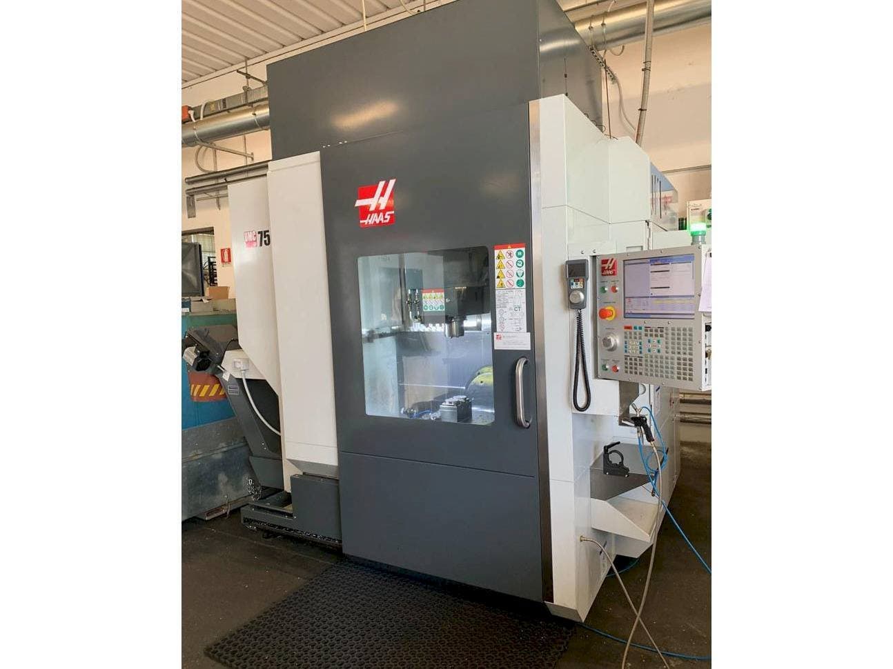 Vista frontale della macchina HAAS UMC 750SS