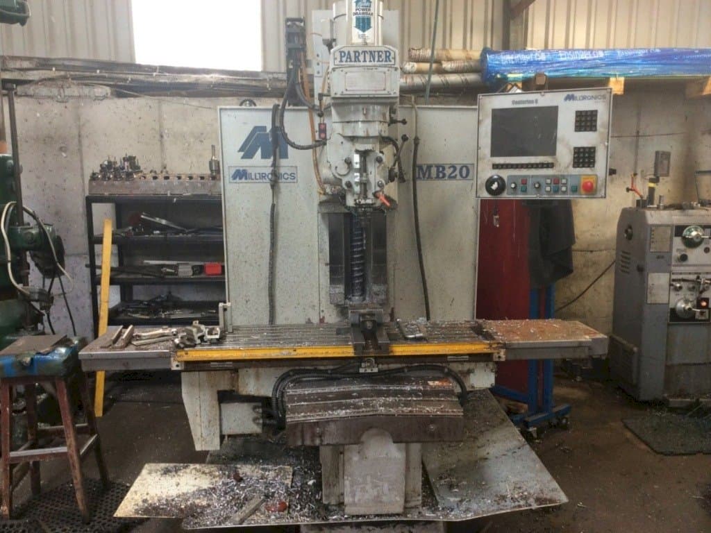 Vista frontale della macchina MILLTRONICS MB20
